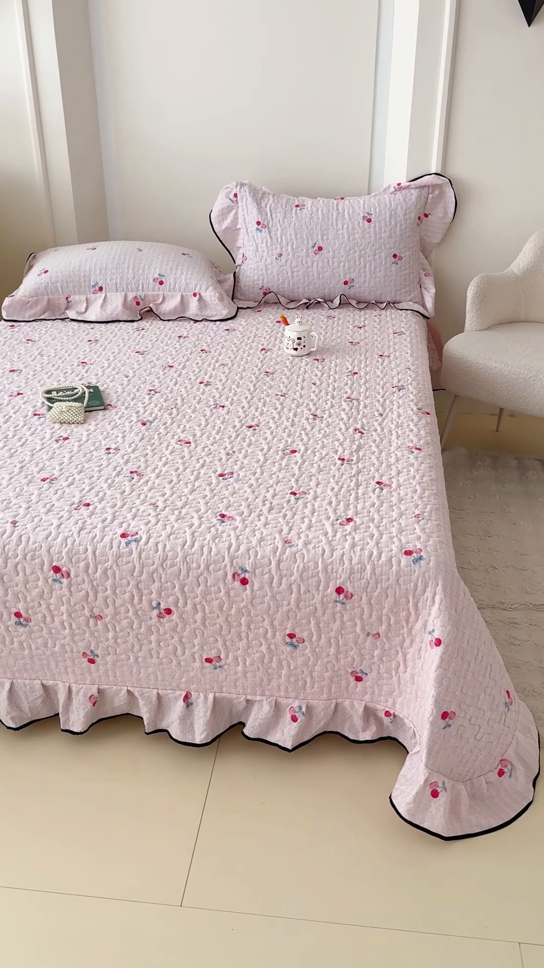 91家纺网 家纺一手货源 找家纺 小萌虎 2025新款A类云感原麻双层纱花边床盖四件套 樱桃格【花边款】