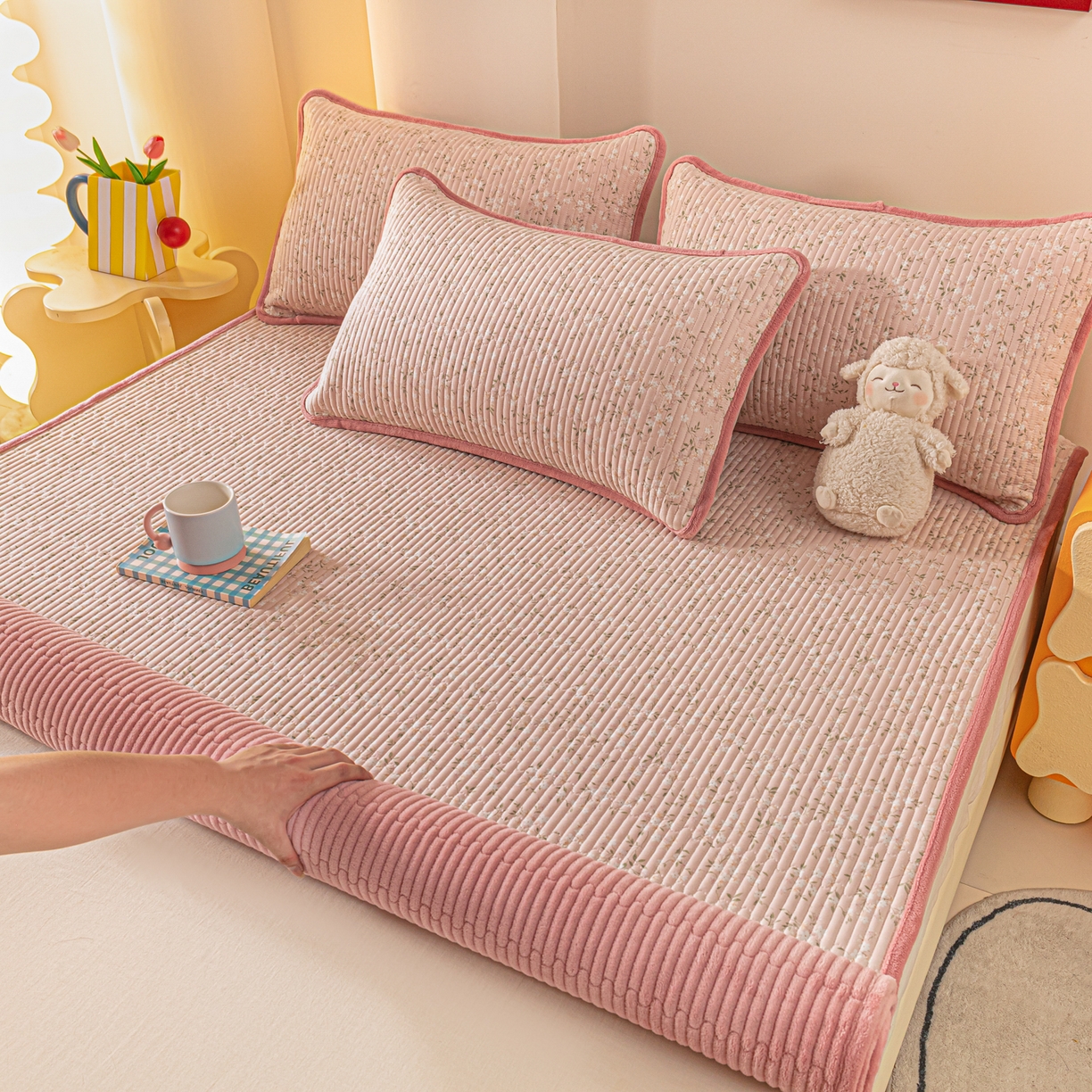 91家纺网 家纺一手货源 找家纺 恒尚居 2025新款A版全棉B版牛奶绒夹棉床褥垫A类四季可用学生床垫-秋冬款三件套系列三 樱花灿灿【A纯棉-B牛奶绒】