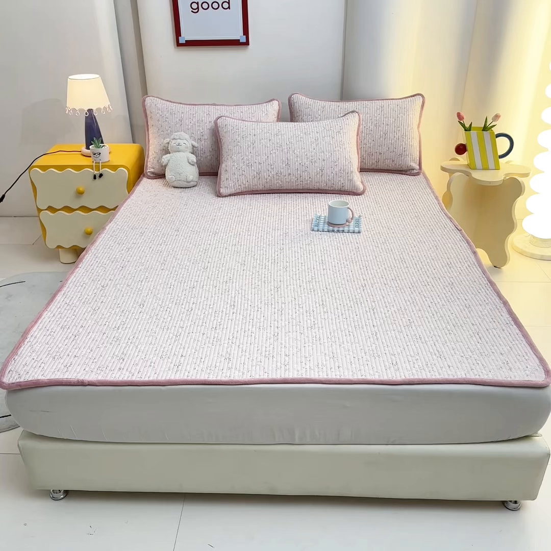 91家纺网 家纺一手货源 找家纺 恒尚居 2025新款A版全棉B版牛奶绒夹棉床褥垫A类四季可用学生床垫-秋冬款三件套系列三 樱花灿灿【A纯棉-B牛奶绒】