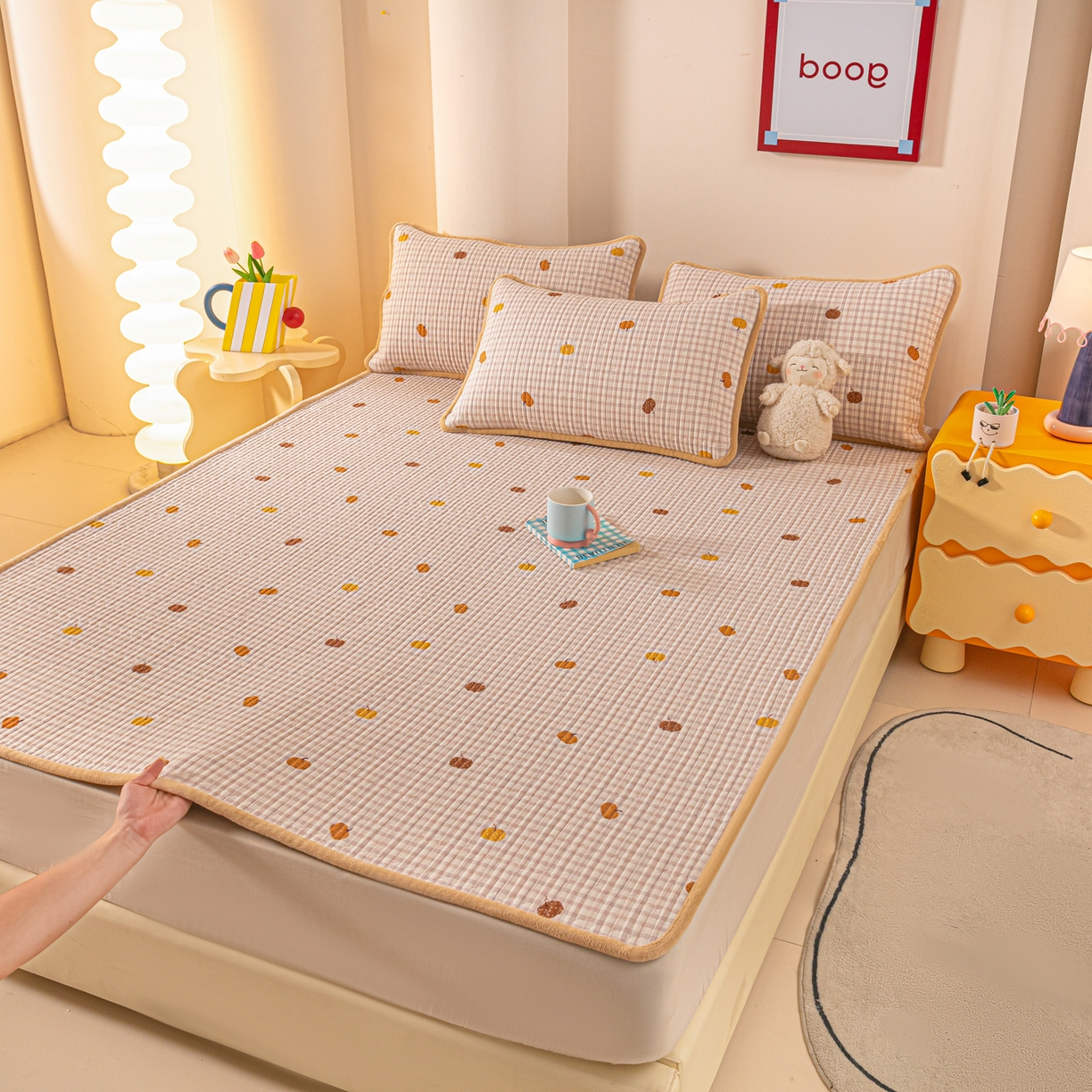 91家纺网 家纺一手货源 找家纺 恒尚居 2025新款A版全棉B版牛奶绒夹棉床褥垫A类四季可用学生床垫-秋冬款三件套系列一 南瓜奇趣【A纯棉-B牛奶绒】