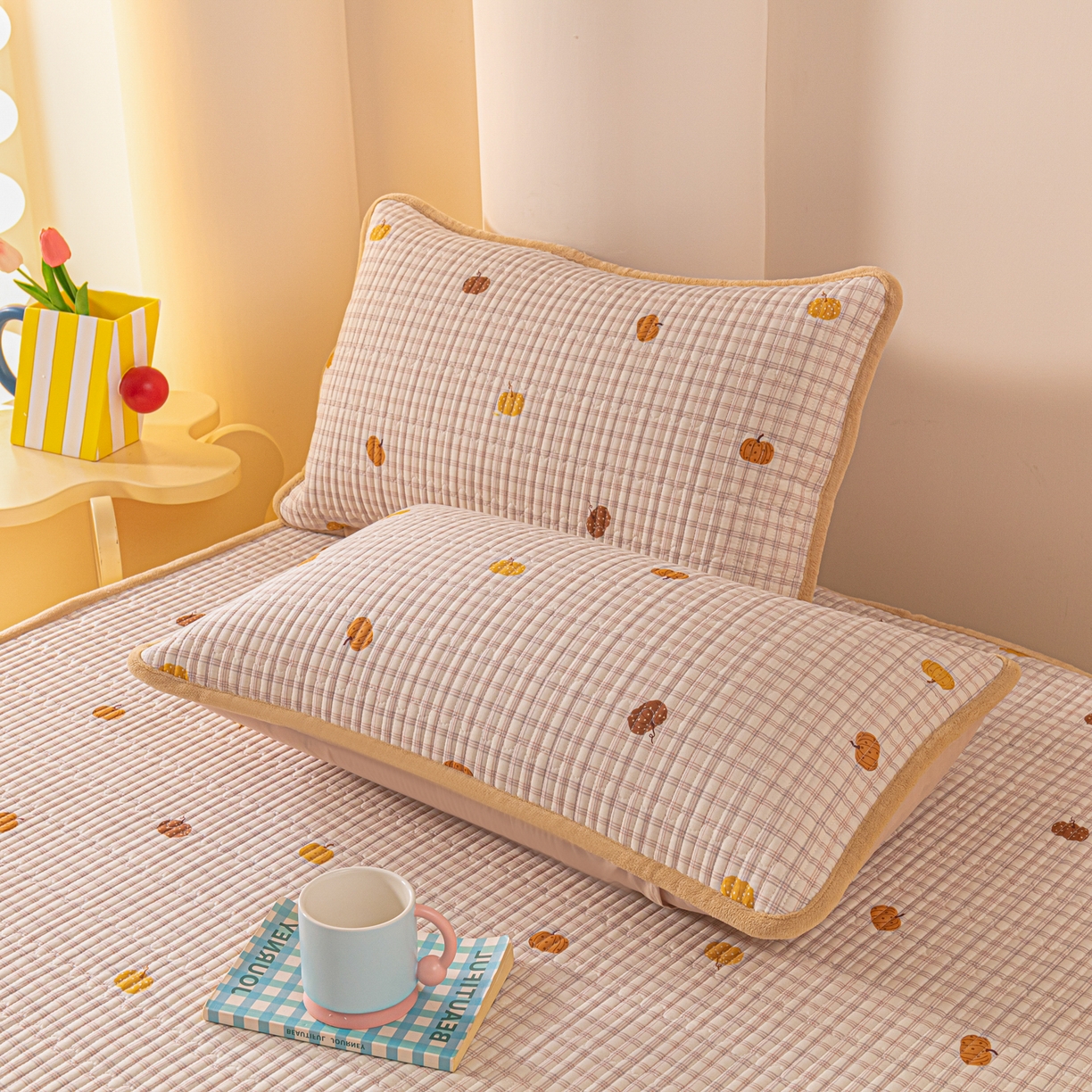 91家纺网 家纺一手货源 找家纺 恒尚居 2025新款A版全棉B版牛奶绒夹棉床褥垫A类四季可用学生床垫-秋冬款三件套系列一 南瓜奇趣【A纯棉-B牛奶绒】