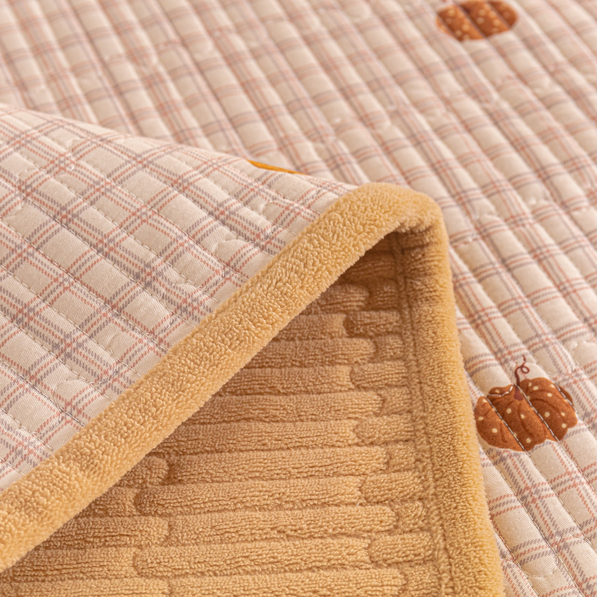 91家纺网 家纺一手货源 找家纺 恒尚居 2025新款A版全棉B版牛奶绒夹棉床褥垫A类四季可用学生床垫-秋冬款三件套系列一 南瓜奇趣【A纯棉-B牛奶绒】