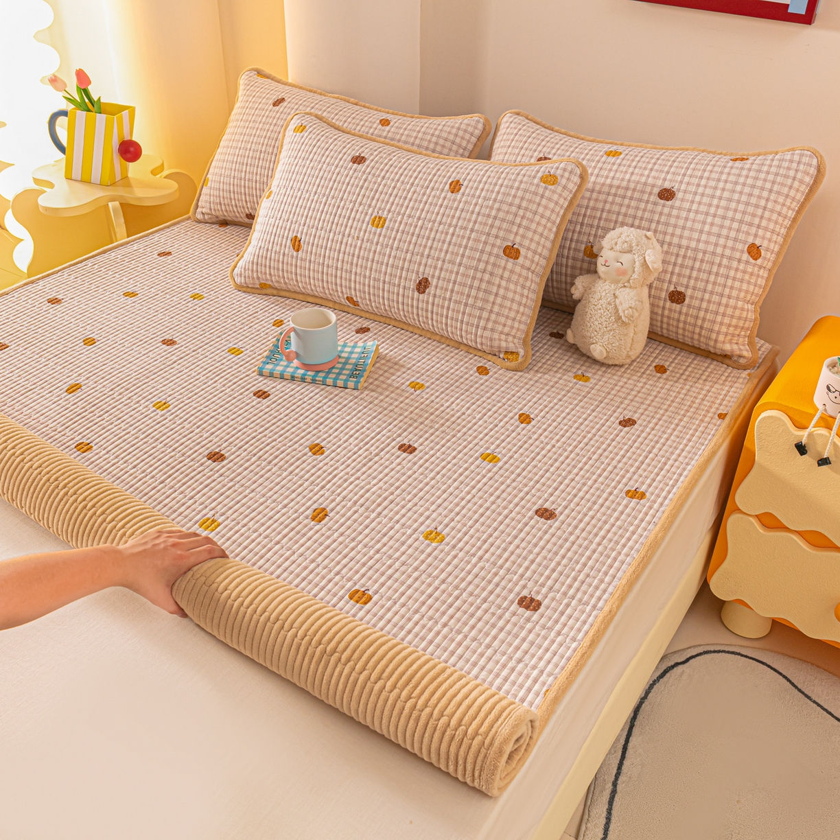 91家纺网 家纺一手货源 找家纺 恒尚居 2025新款A版全棉B版牛奶绒夹棉床褥垫A类四季可用学生床垫-秋冬款三件套系列一 南瓜奇趣【A纯棉-B牛奶绒】