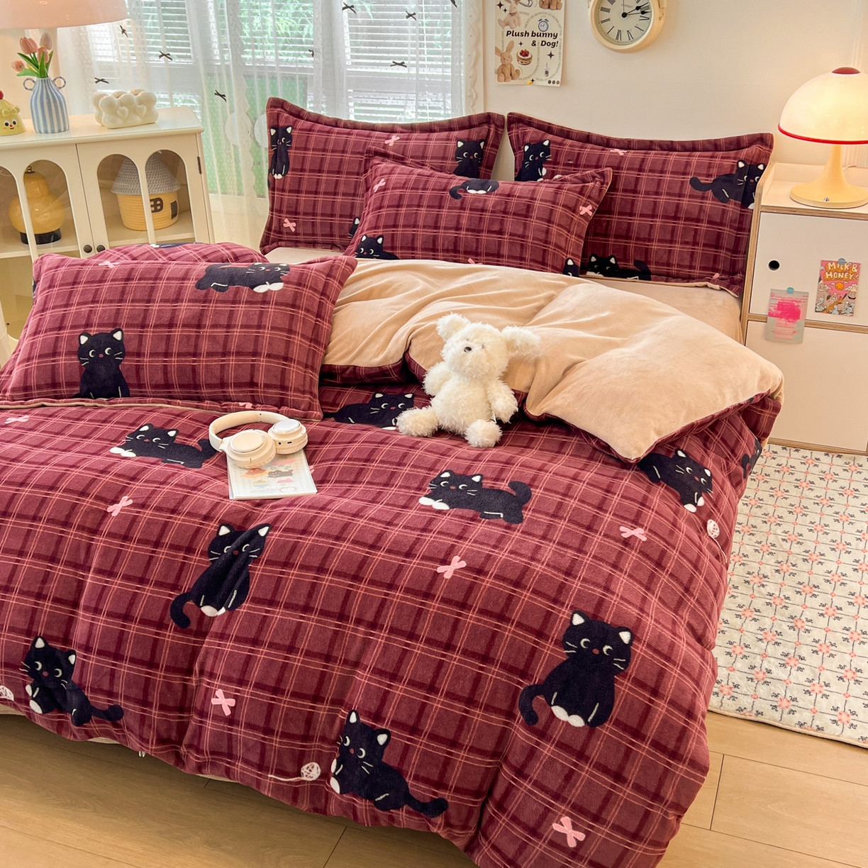 91家纺网 家纺一手货源 找家纺 启发 2025新款高克重小清新牛奶绒印花四件套 线球猫咪