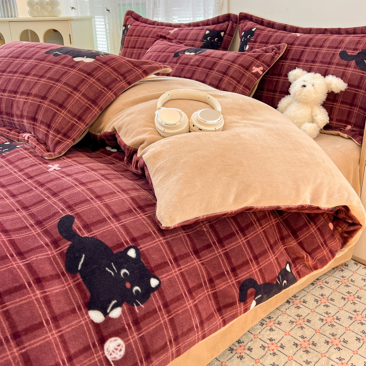 91家纺网 家纺一手货源 找家纺 启发 2025新款高克重小清新牛奶绒印花四件套 线球猫咪