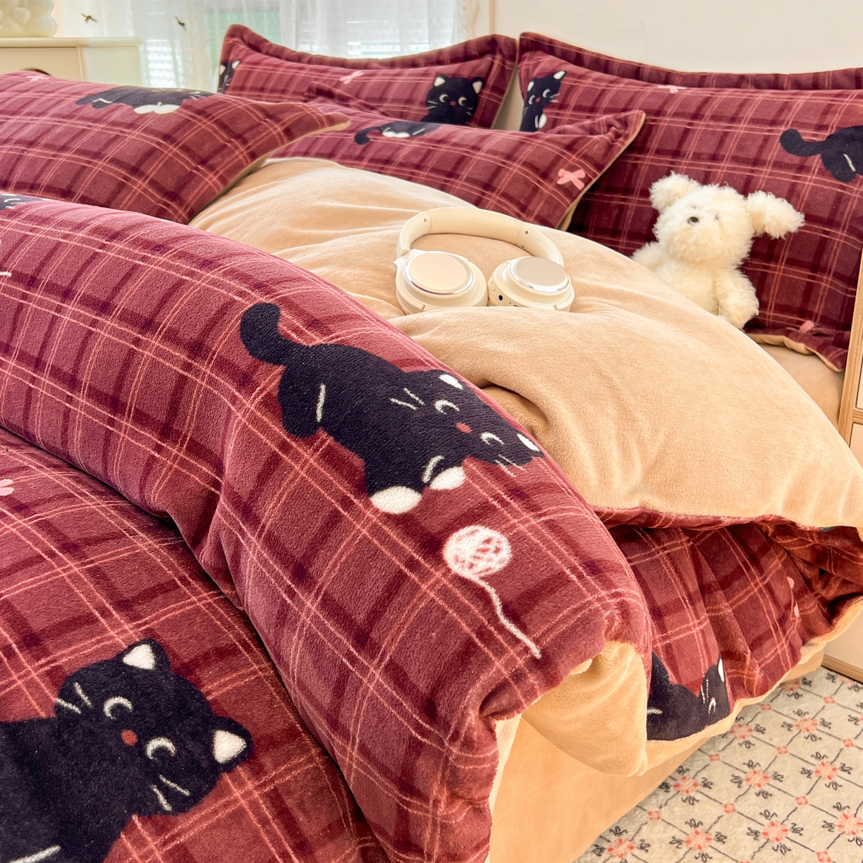 91家纺网 家纺一手货源 找家纺 启发 2025新款高克重小清新牛奶绒印花四件套 线球猫咪