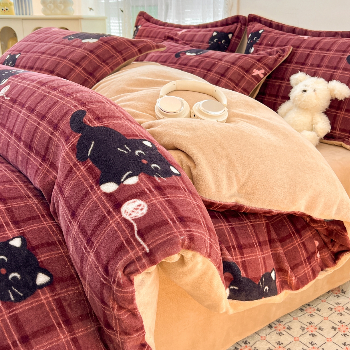 91家纺网 家纺一手货源 找家纺 启发 2025新款高克重小清新牛奶绒印花四件套 线球猫咪