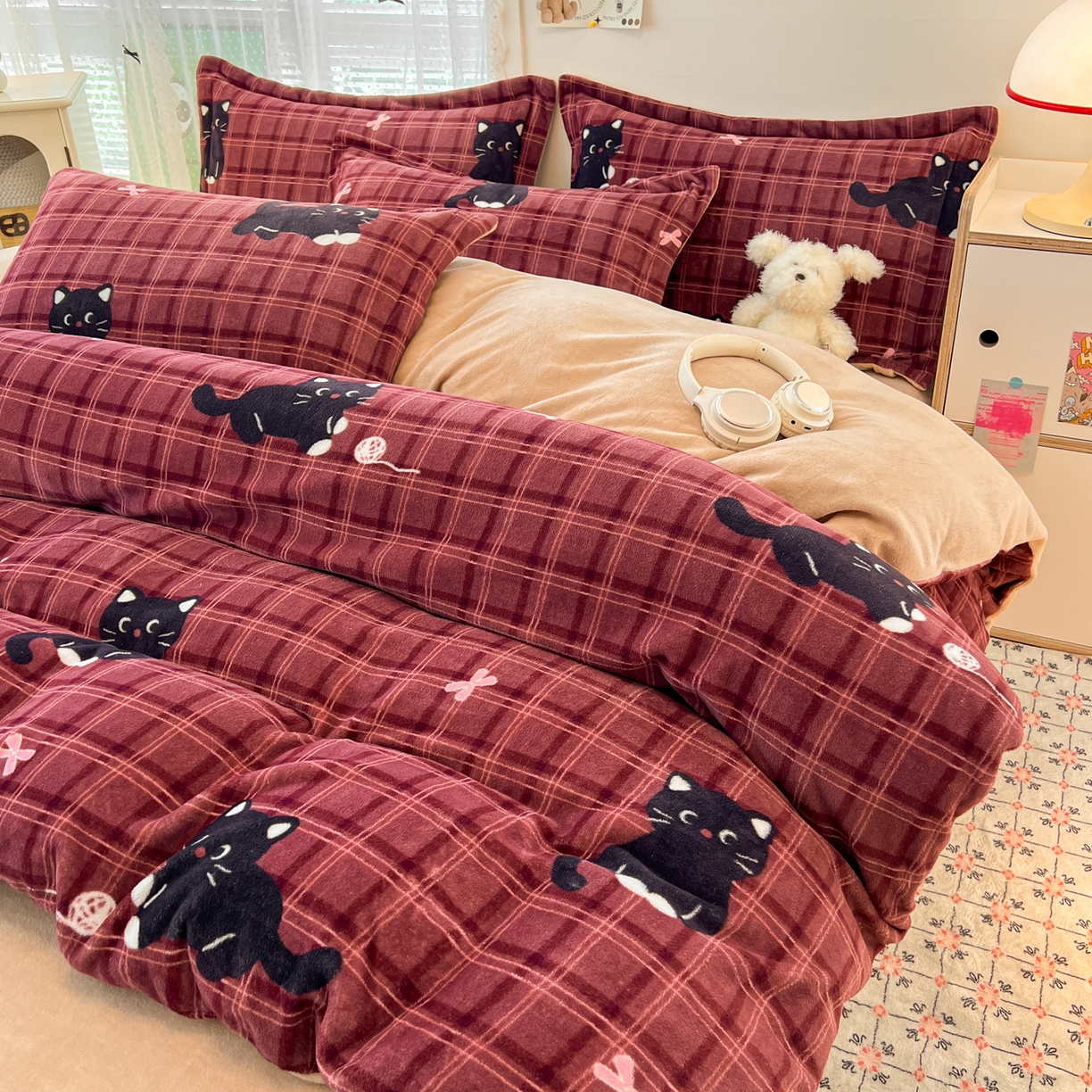 91家纺网 家纺一手货源 找家纺 启发 2025新款高克重小清新牛奶绒印花四件套 线球猫咪