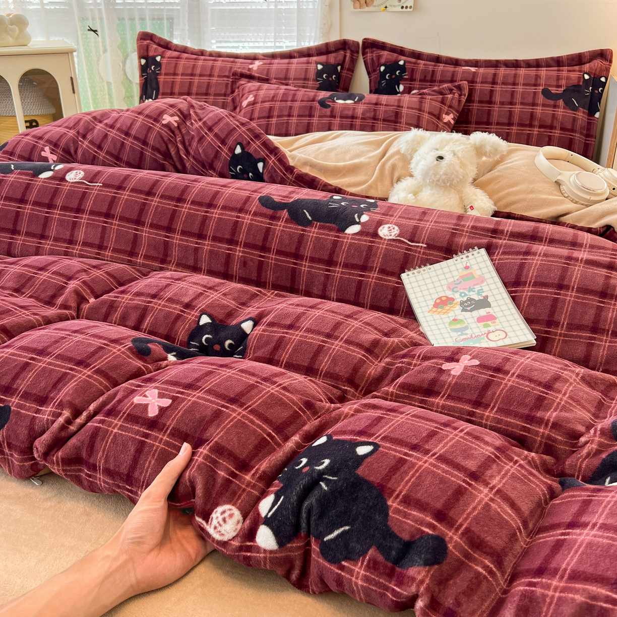 91家纺网 家纺一手货源 找家纺 启发 2025新款高克重小清新牛奶绒印花四件套 线球猫咪