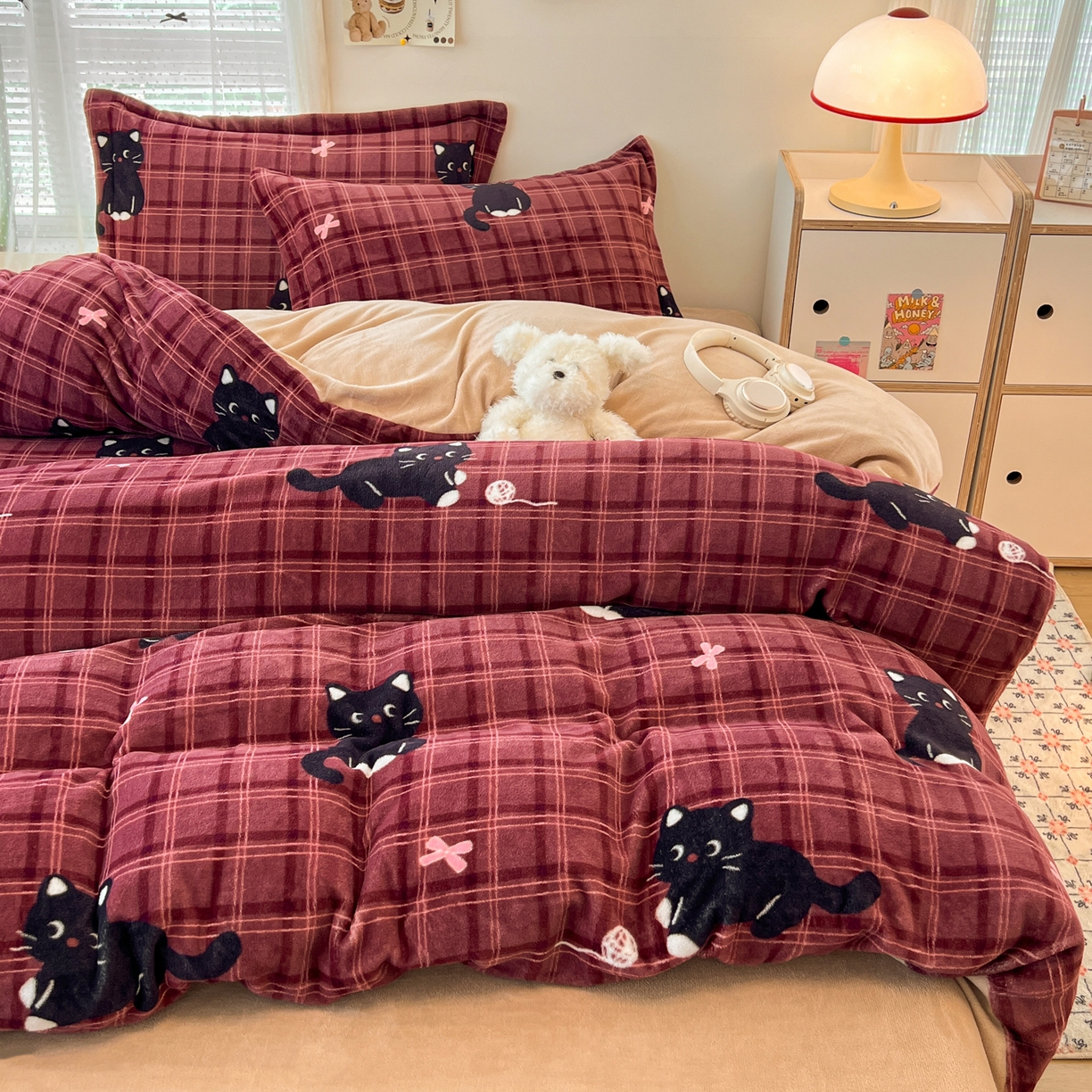 91家纺网 家纺一手货源 找家纺 启发 2025新款高克重小清新牛奶绒印花四件套 线球猫咪