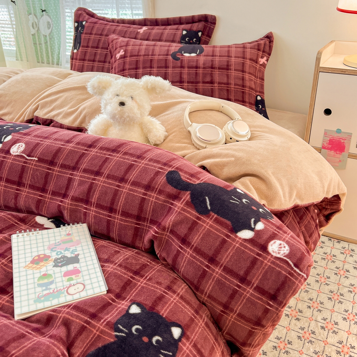 91家纺网 家纺一手货源 找家纺 启发 2025新款高克重小清新牛奶绒印花四件套 线球猫咪