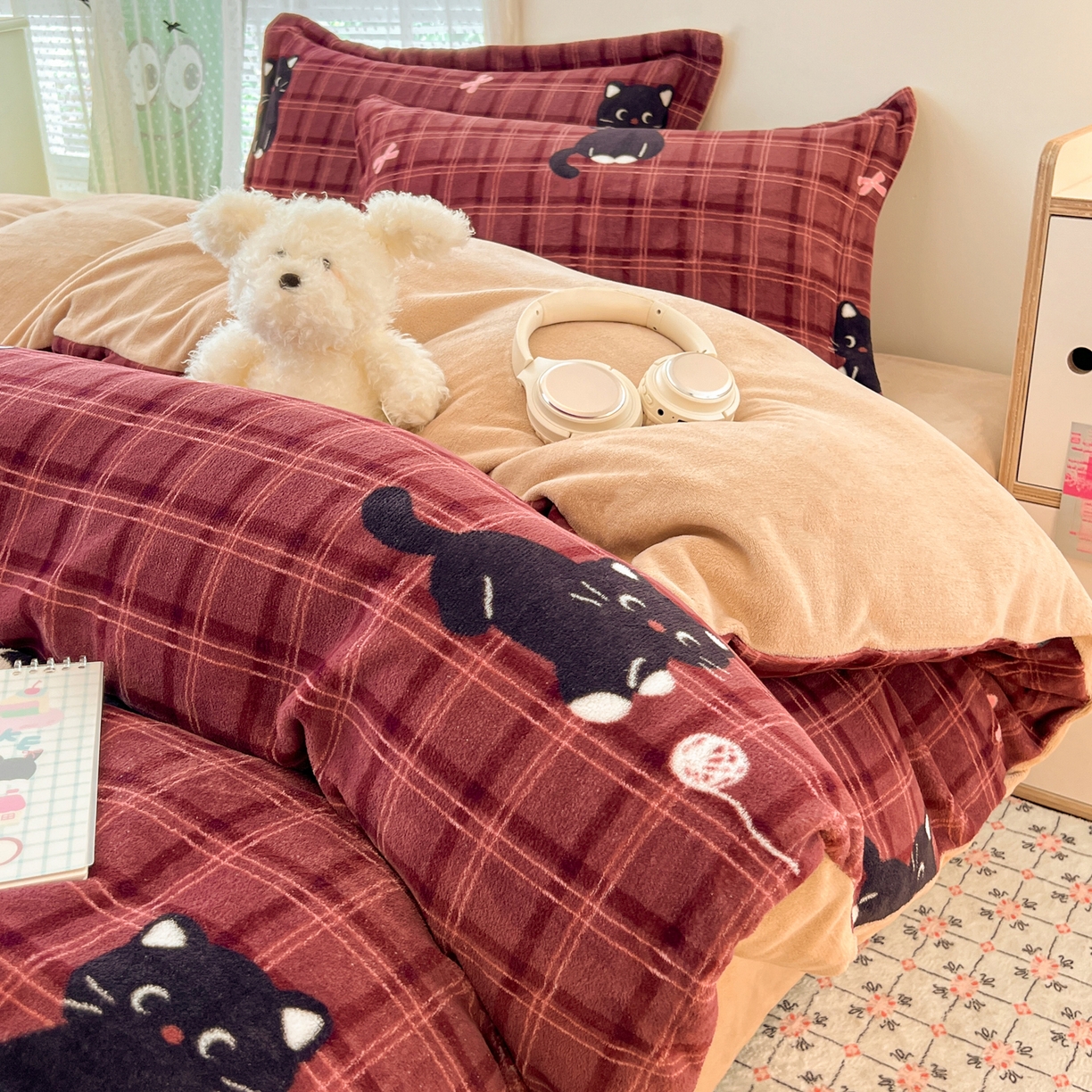 91家纺网 家纺一手货源 找家纺 启发 2025新款高克重小清新牛奶绒印花四件套 线球猫咪