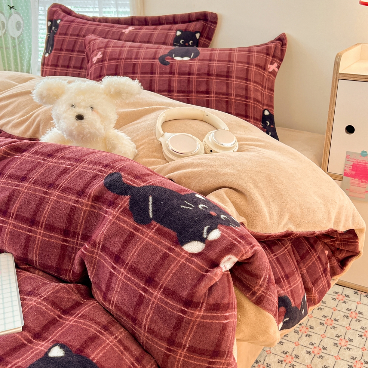 91家纺网 家纺一手货源 找家纺 启发 2025新款高克重小清新牛奶绒印花四件套 线球猫咪