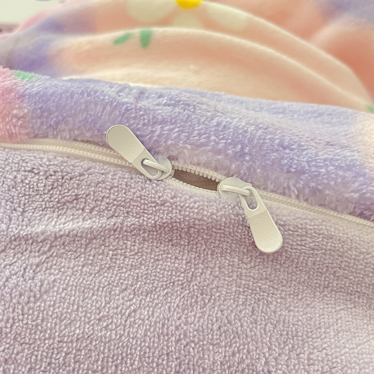 91家纺网 家纺一手货源 找家纺 启发 2025新款高克重小清新牛奶绒印花四件套 炫彩花朵