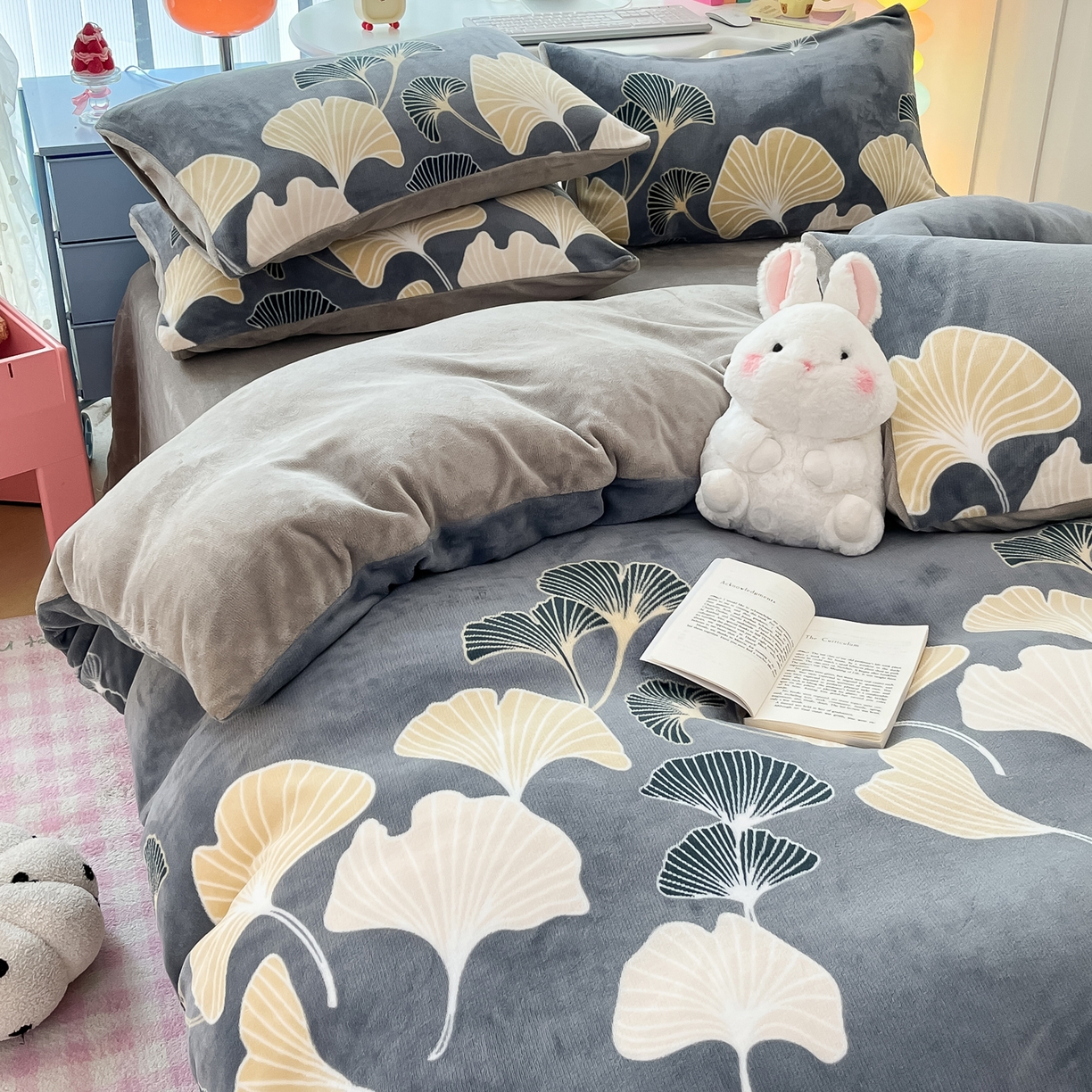 91家纺网 家纺一手货源 找家纺 启发 2025新款高克重小清新牛奶绒印花四件套 银杏叶