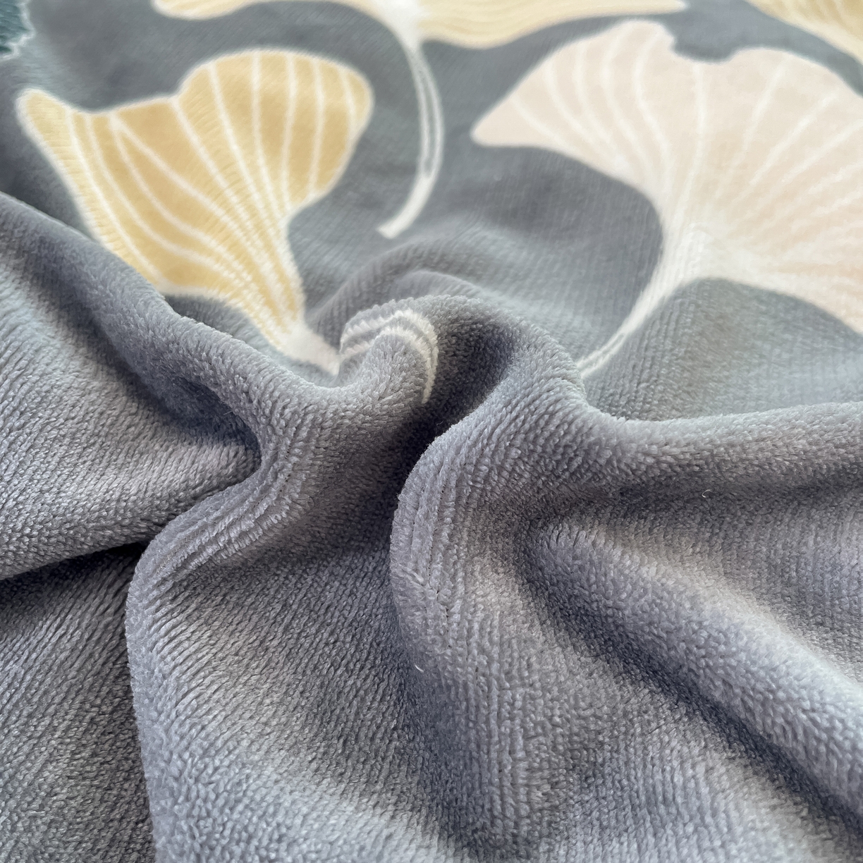 91家纺网 家纺一手货源 找家纺 启发 2025新款高克重小清新牛奶绒印花四件套 银杏叶