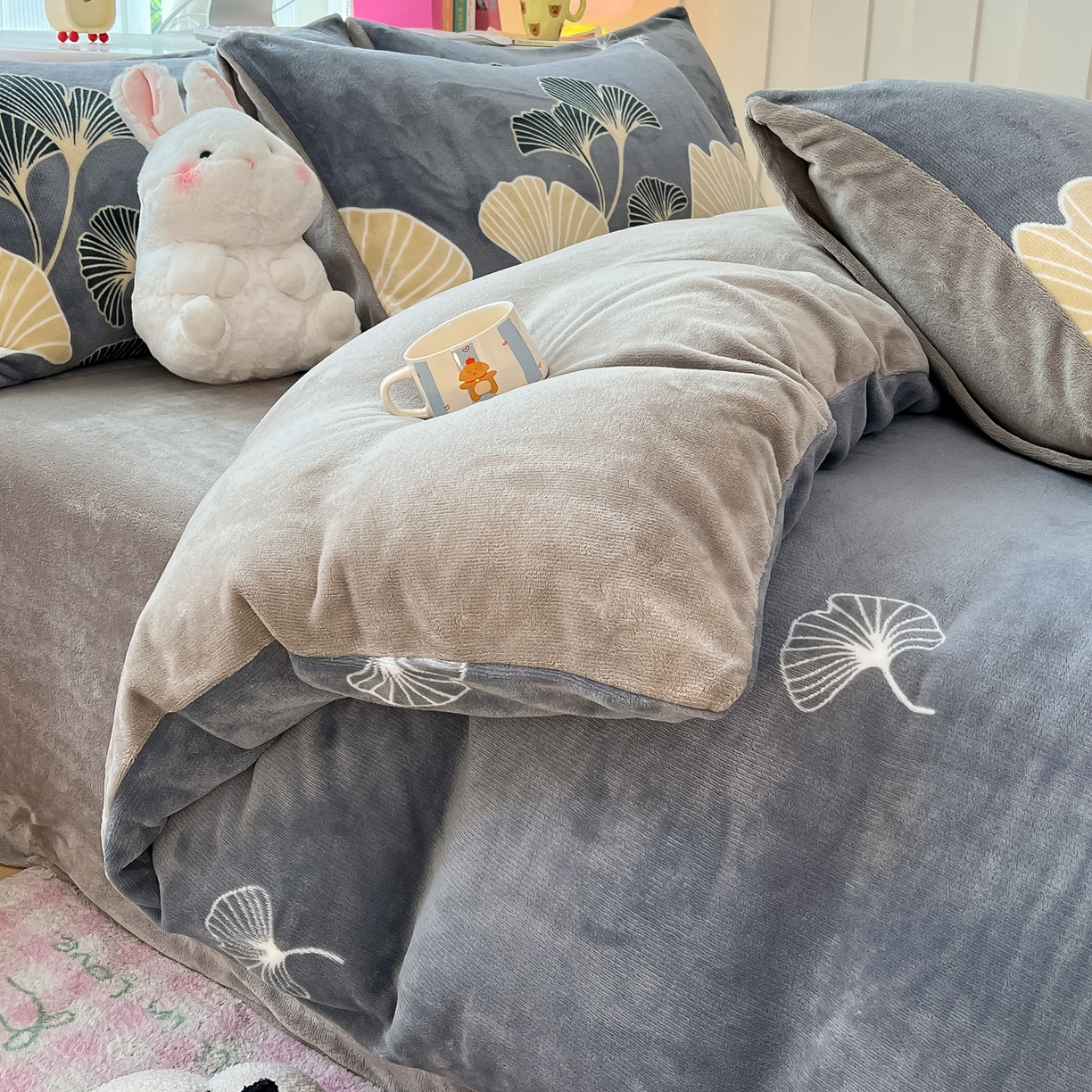 91家纺网 家纺一手货源 找家纺 启发 2025新款高克重小清新牛奶绒印花四件套 银杏叶