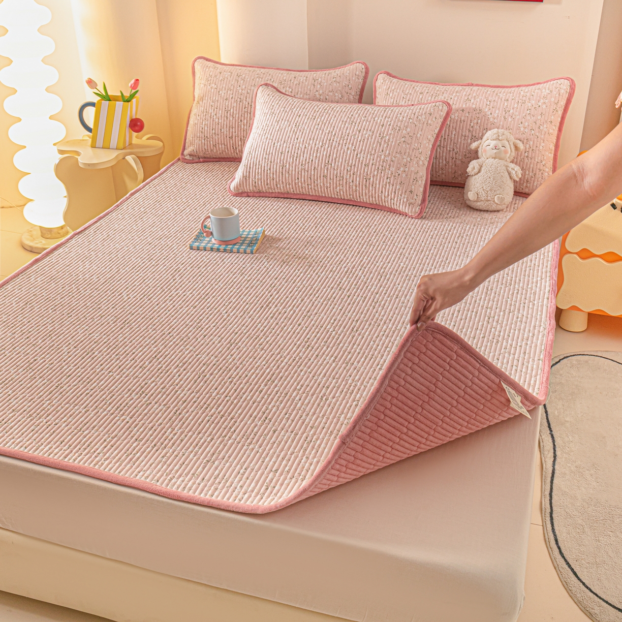 91家纺网 家纺一手货源 找家纺 恒尚居 2025新款A版全棉B版牛奶绒夹棉床褥垫A类四季可用学生床垫-秋冬款三件套系列二 樱花灿灿【A纯棉-B牛奶绒】