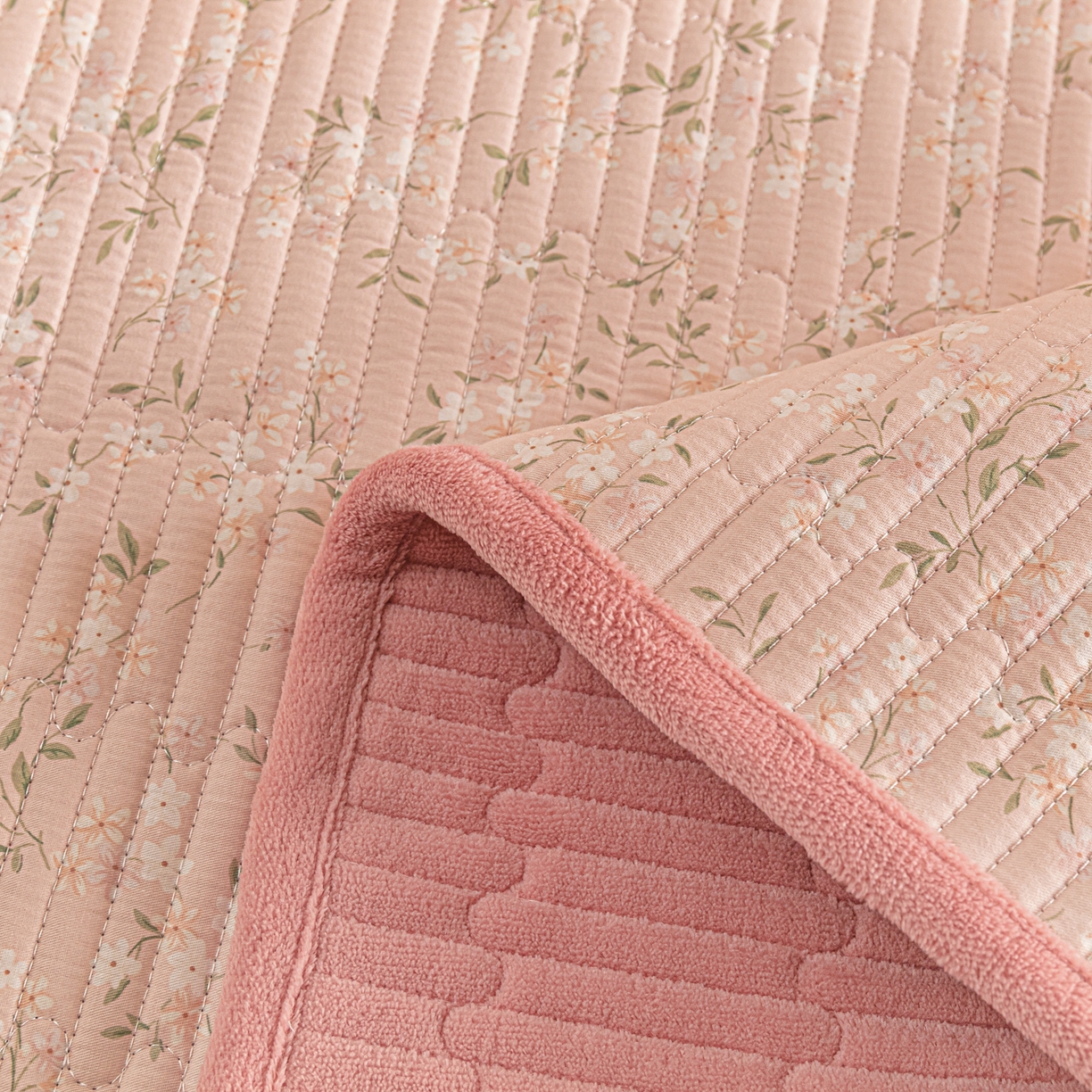 91家纺网 家纺一手货源 找家纺 恒尚居 2025新款A版全棉B版牛奶绒夹棉床褥垫A类四季可用学生床垫-秋冬款三件套系列一 樱花灿灿【A纯棉-B牛奶绒】