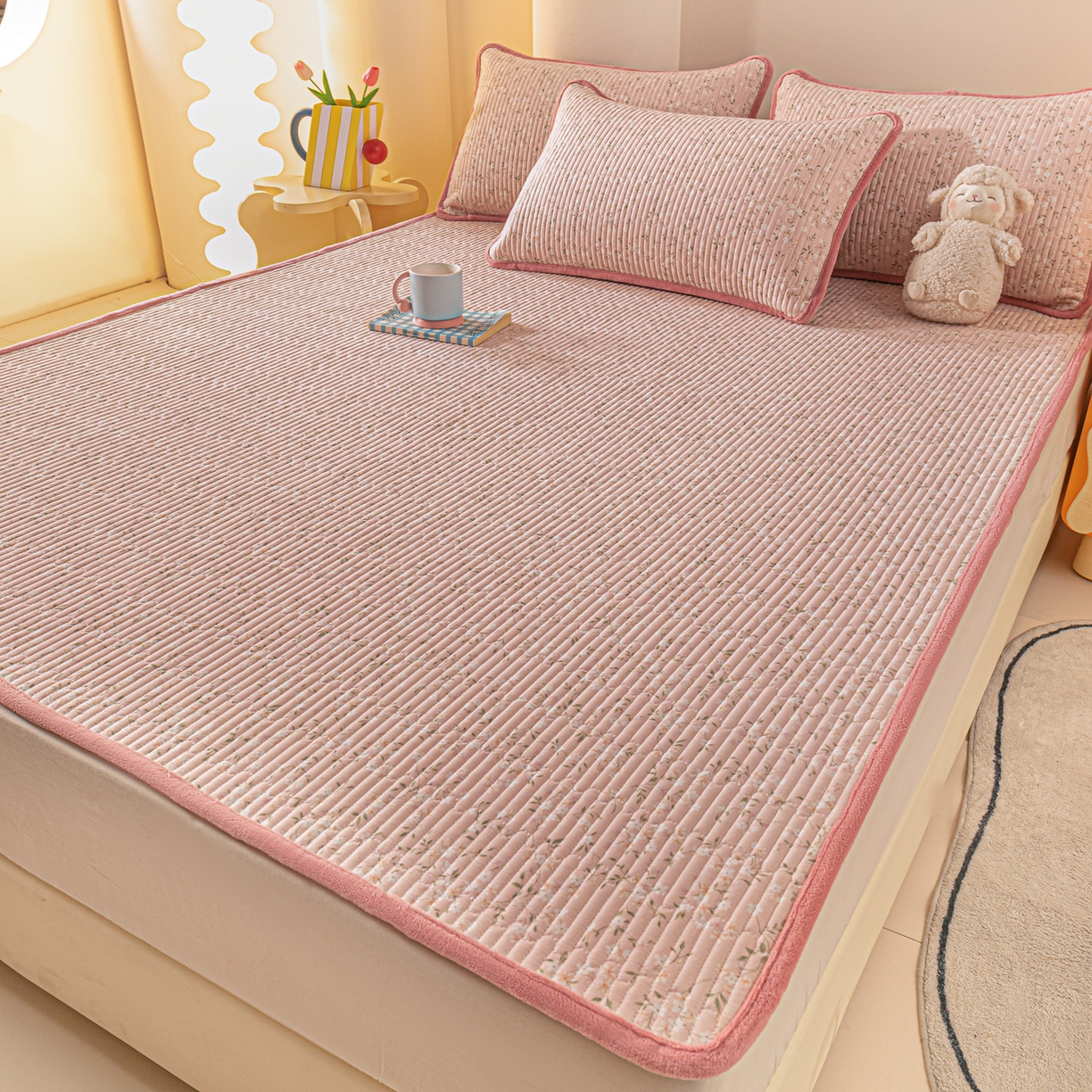 91家纺网 家纺一手货源 找家纺 恒尚居 2025新款A版全棉B版牛奶绒夹棉床褥垫A类四季可用学生床垫-秋冬款三件套系列二 樱花灿灿【A纯棉-B牛奶绒】