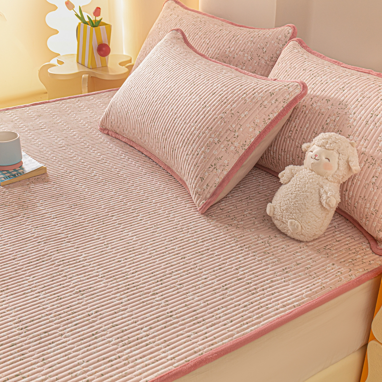 91家纺网 家纺一手货源 找家纺 恒尚居 2025新款A版全棉B版牛奶绒夹棉床褥垫A类四季可用学生床垫-秋冬款三件套系列二 樱花灿灿【A纯棉-B牛奶绒】