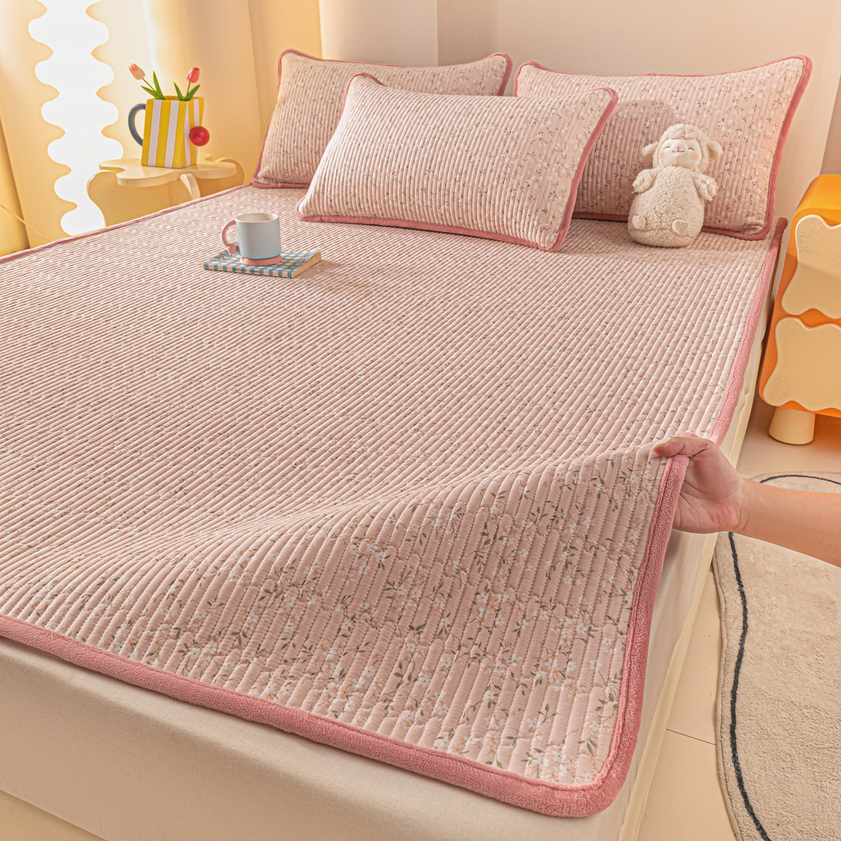 91家纺网 家纺一手货源 找家纺 恒尚居 2025新款A版全棉B版牛奶绒夹棉床褥垫A类四季可用学生床垫-秋冬款三件套系列二 樱花灿灿【A纯棉-B牛奶绒】