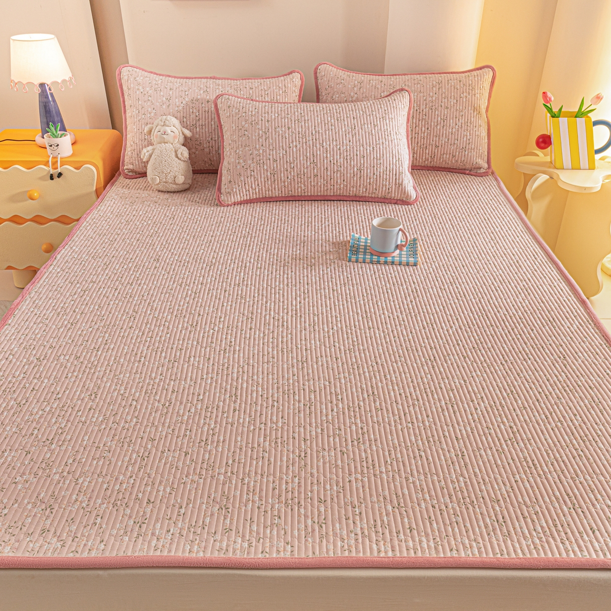 91家纺网 家纺一手货源 找家纺 恒尚居 2025新款A版全棉B版牛奶绒夹棉床褥垫A类四季可用学生床垫-秋冬款三件套系列一 樱花灿灿【A纯棉-B牛奶绒】