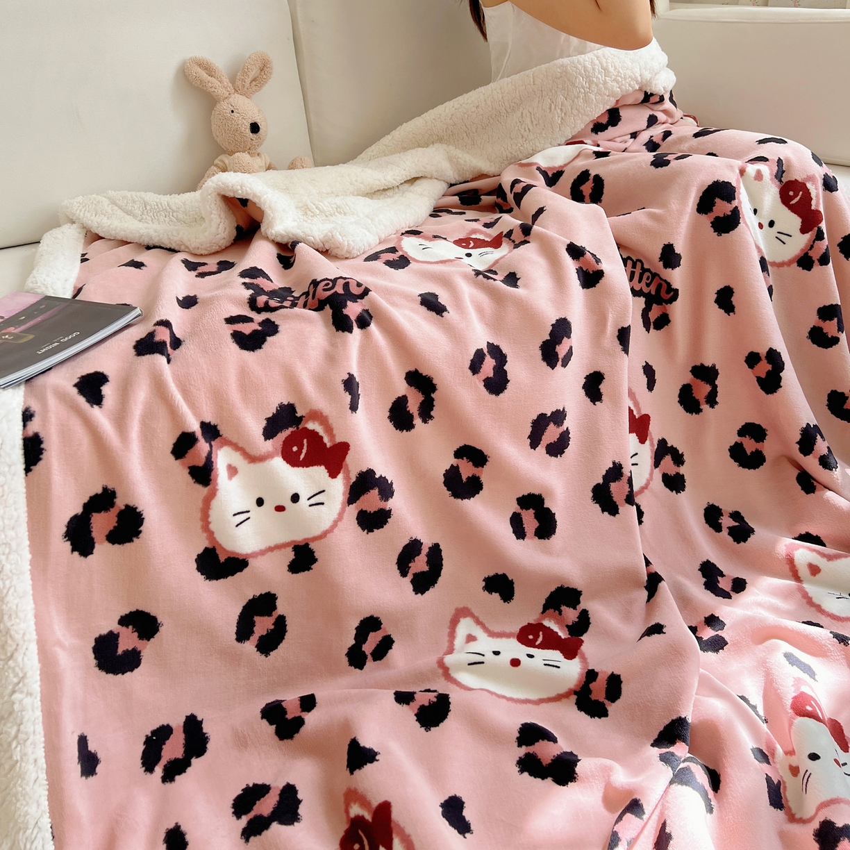 91家纺网 家纺一手货源 找家纺 桃子家居 2025新款A类ins小清新少女可爱奶油猫咪卡通加厚牛奶绒羊羔绒毛毯多功能毛毯 绒毛毯-MT豹纹粉猫