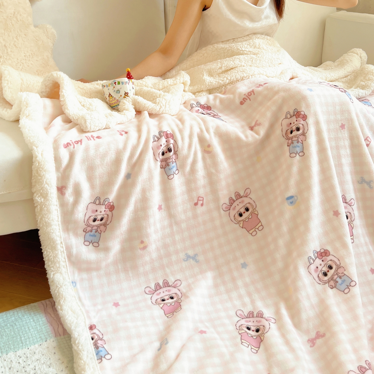 91家纺网 家纺一手货源 找家纺 桃子家居 2025新款A类ins小清新少女可爱奶油猫咪卡通加厚牛奶绒羊羔绒毛毯多功能毛毯 绒毛毯-MT粉格可可