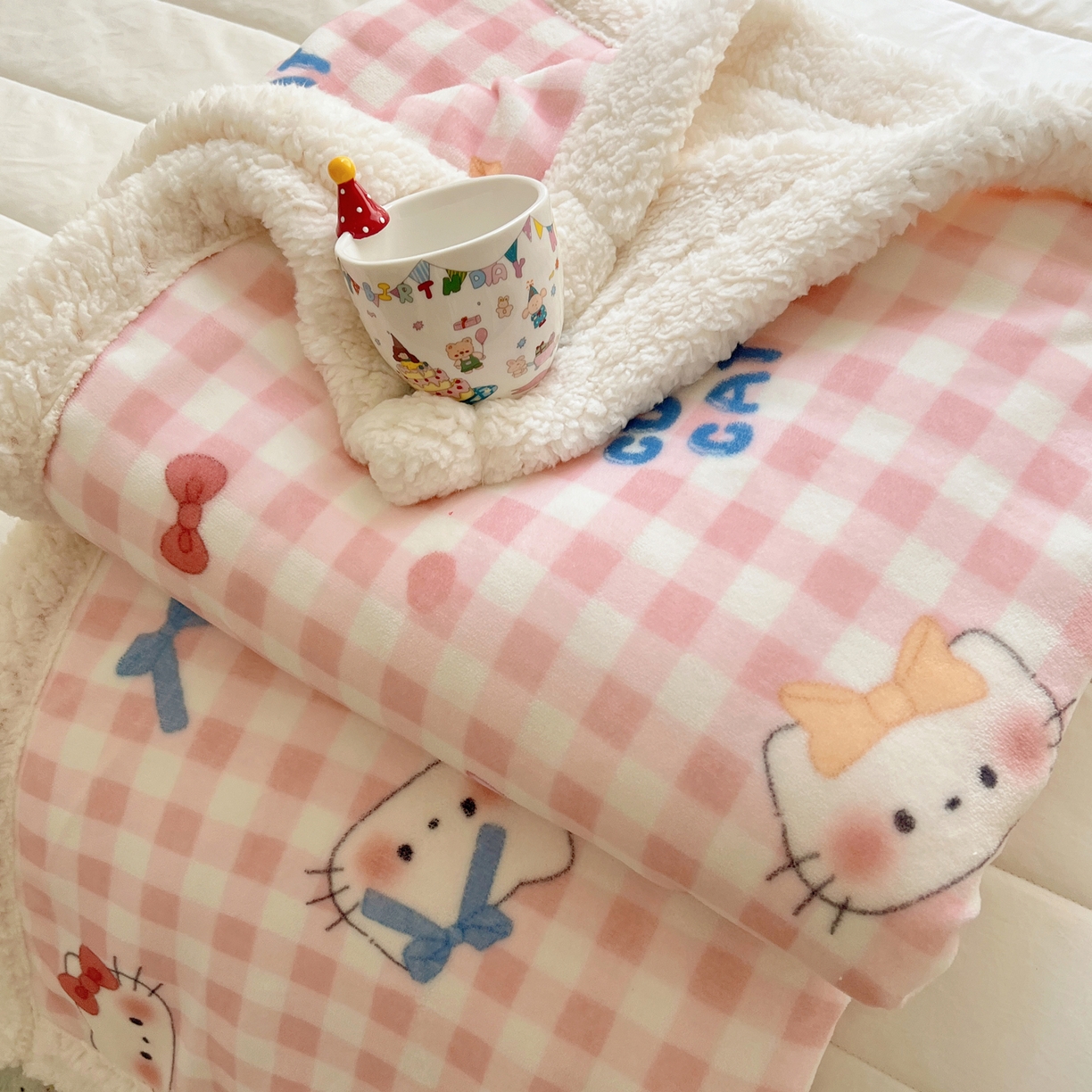 91家纺网 家纺一手货源 找家纺 桃子家居 2025新款A类ins小清新少女可爱奶油猫咪卡通加厚牛奶绒羊羔绒毛毯多功能毛毯 绒毛毯-MT粉格喵喵