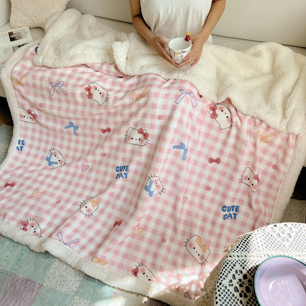 91家纺网 家纺一手货源 找家纺 桃子家居 2025新款A类ins小清新少女可爱奶油猫咪卡通加厚牛奶绒羊羔绒毛毯多功能毛毯 绒毛毯-MT粉格喵喵