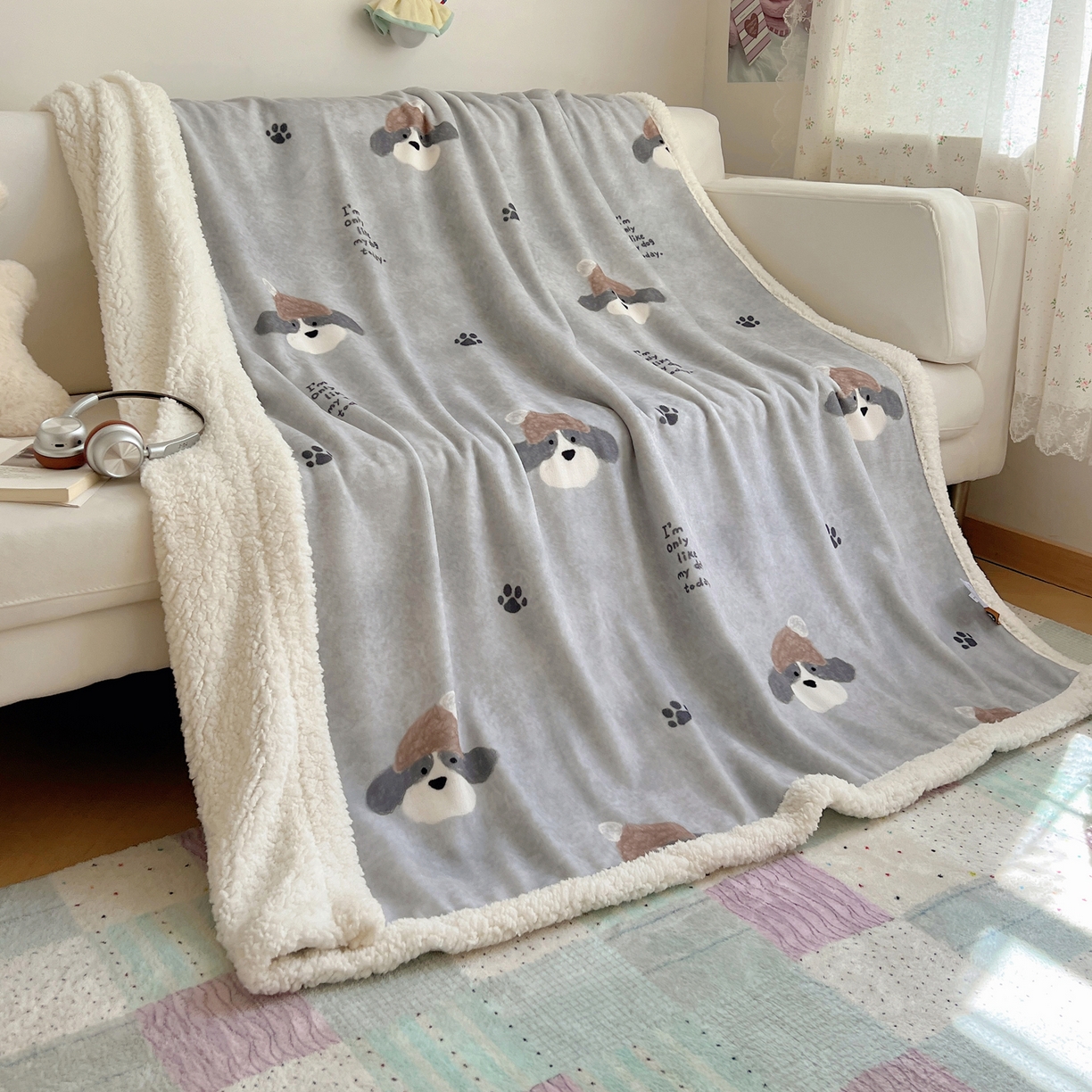 91家纺网 家纺一手货源 找家纺 桃子家居 2025新款A类ins小清新少女可爱奶油猫咪卡通加厚牛奶绒羊羔绒毛毯多功能毛毯 绒毛毯-MT灰萌狗