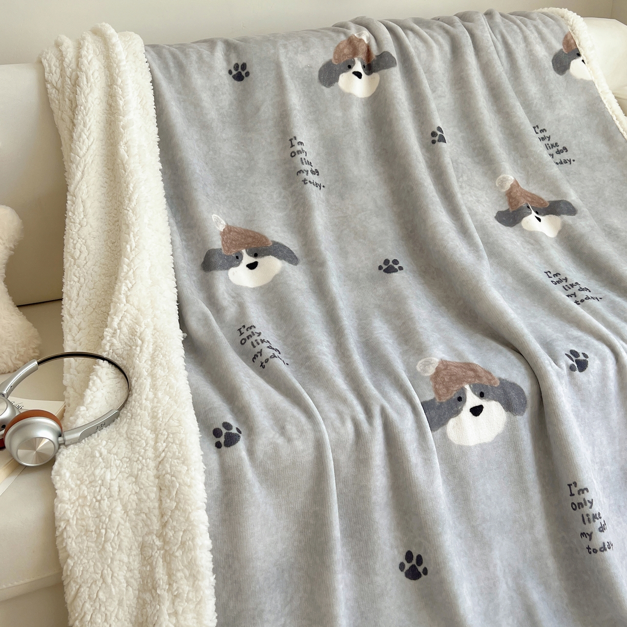 91家纺网 家纺一手货源 找家纺 桃子家居 2025新款A类ins小清新少女可爱奶油猫咪卡通加厚牛奶绒羊羔绒毛毯多功能毛毯 绒毛毯-MT灰萌狗