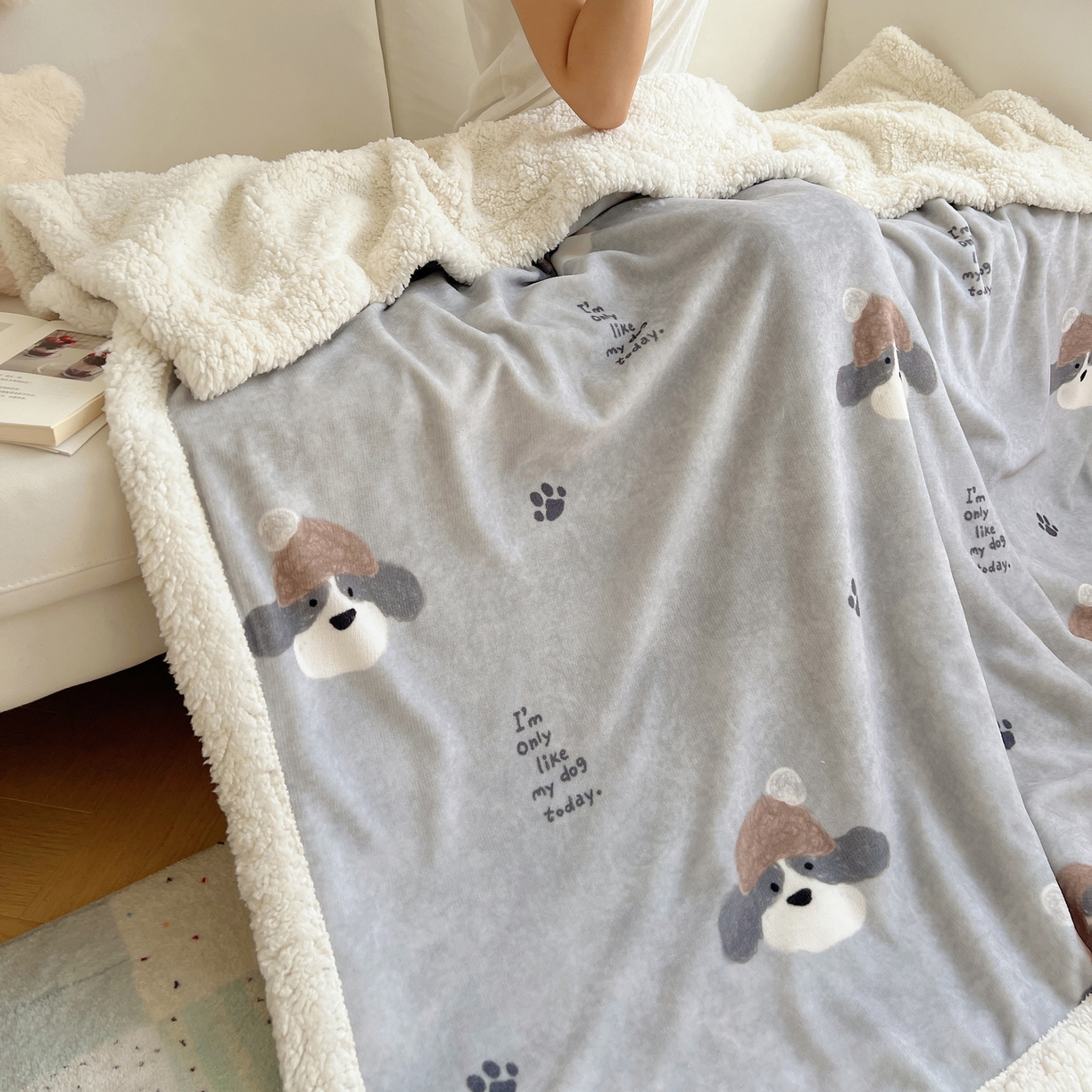 91家纺网 家纺一手货源 找家纺 桃子家居 2025新款A类ins小清新少女可爱奶油猫咪卡通加厚牛奶绒羊羔绒毛毯多功能毛毯 绒毛毯-MT灰萌狗