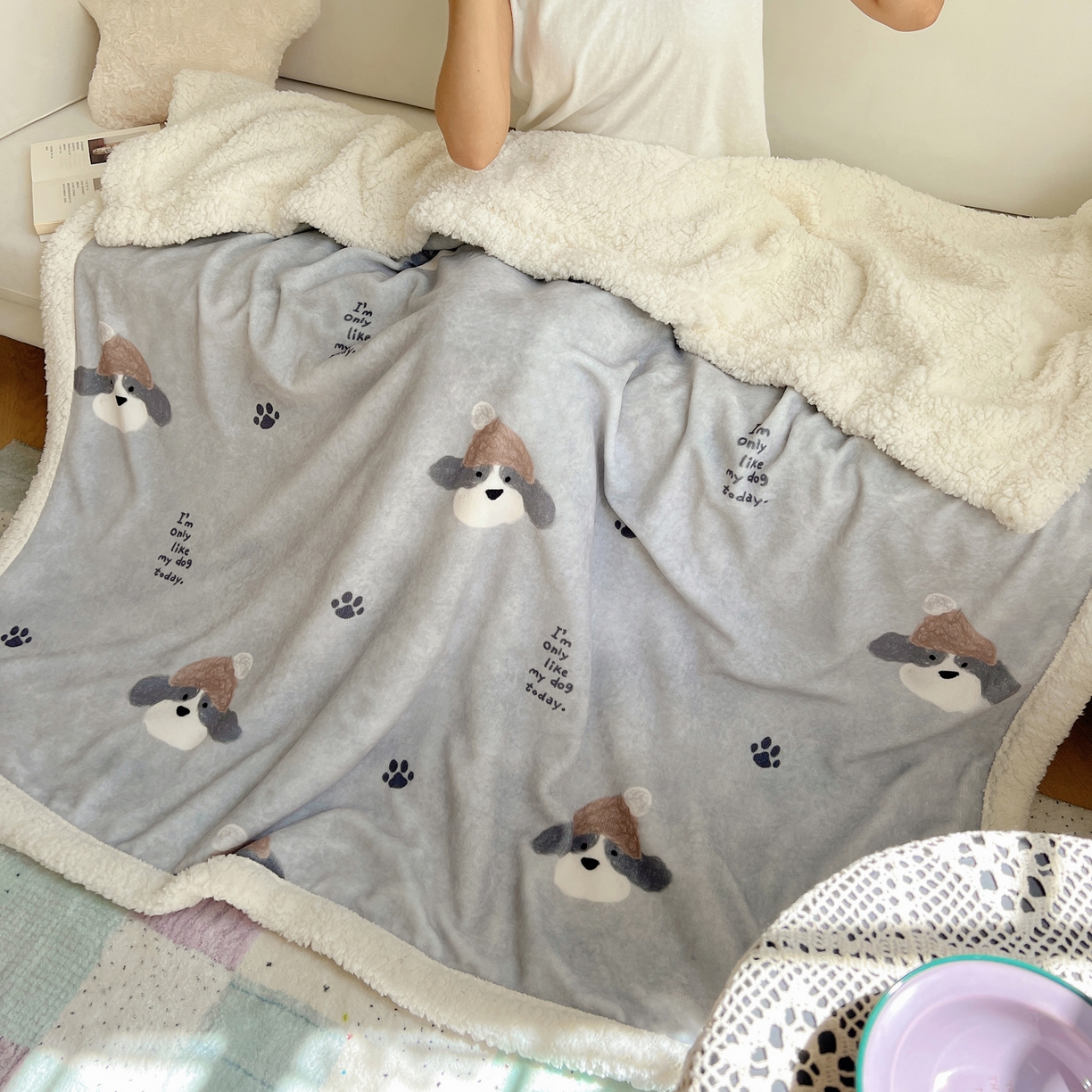 91家纺网 家纺一手货源 找家纺 桃子家居 2025新款A类ins小清新少女可爱奶油猫咪卡通加厚牛奶绒羊羔绒毛毯多功能毛毯 绒毛毯-MT灰萌狗