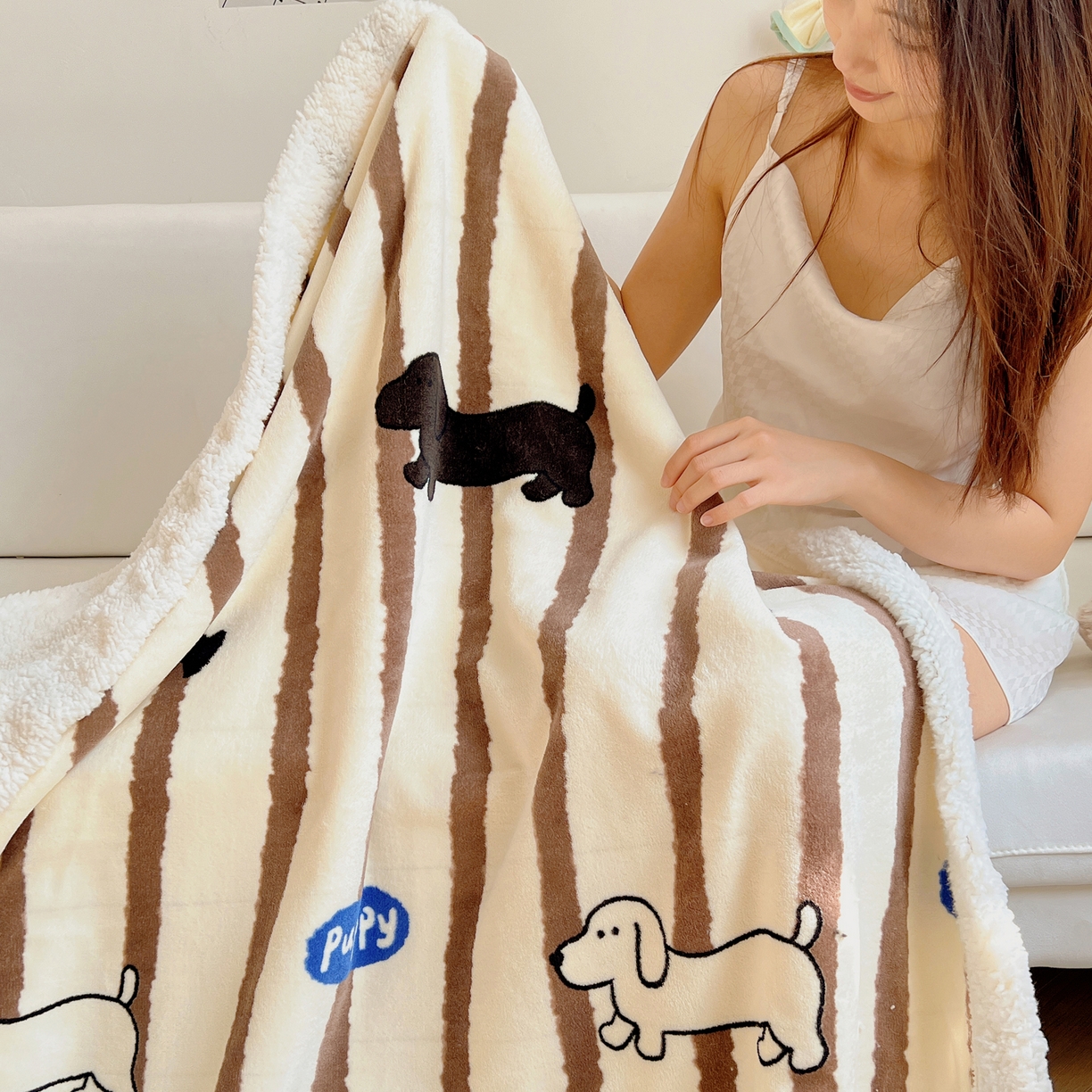 91家纺网 家纺一手货源 找家纺 桃子家居 2025新款A类ins小清新少女可爱奶油猫咪卡通加厚牛奶绒羊羔绒毛毯多功能毛毯 绒毛毯-MT咖条狗狗