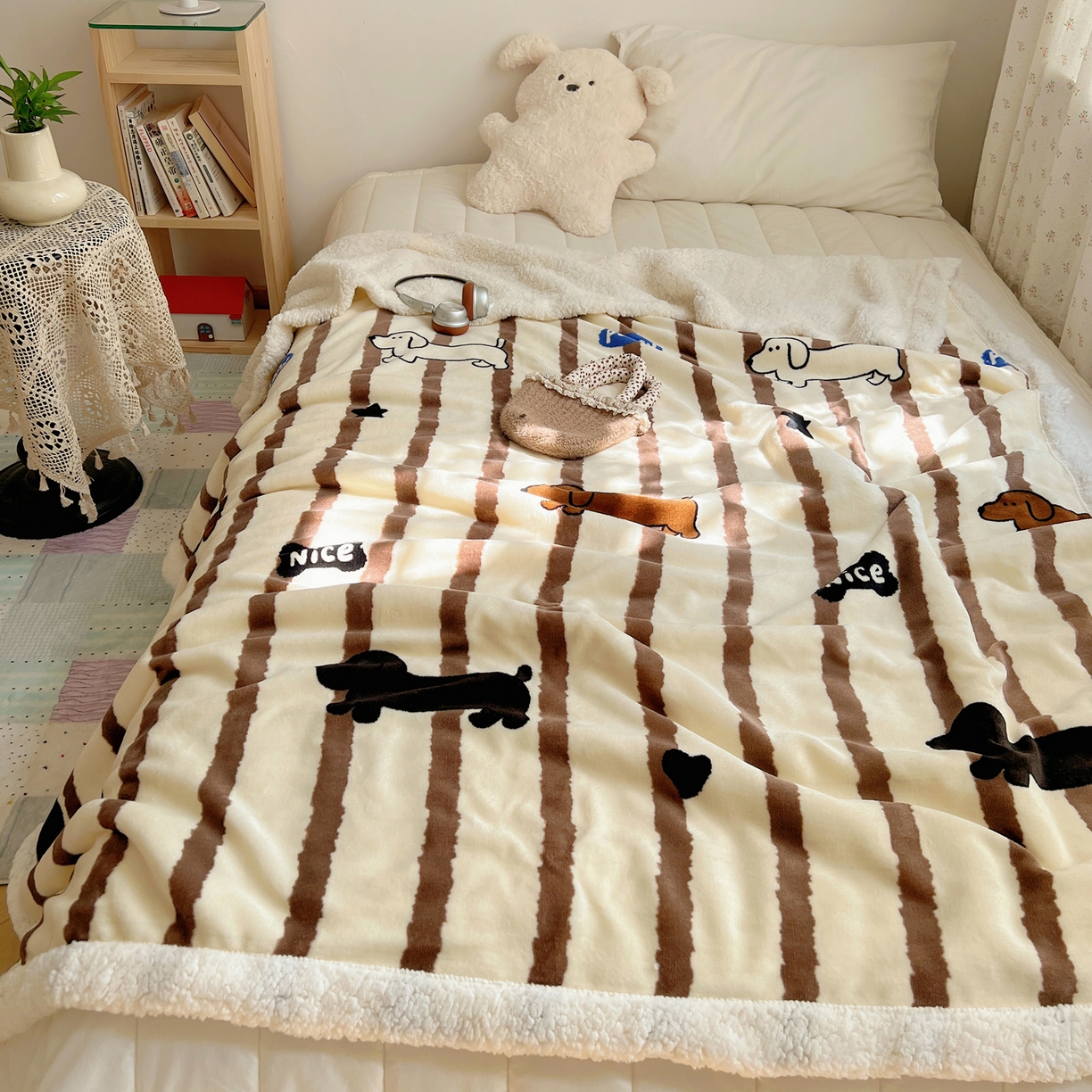 91家纺网 家纺一手货源 找家纺 桃子家居 2025新款A类ins小清新少女可爱奶油猫咪卡通加厚牛奶绒羊羔绒毛毯多功能毛毯 绒毛毯-MT咖条狗狗