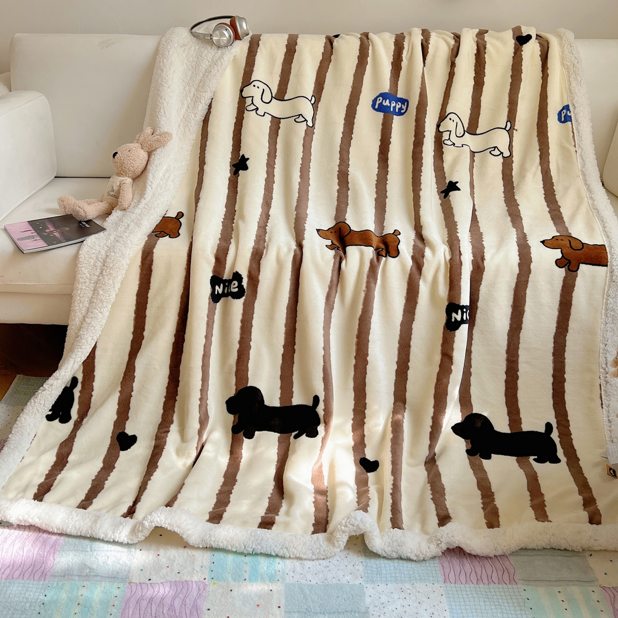 91家纺网 家纺一手货源 找家纺 桃子家居 2025新款A类ins小清新少女可爱奶油猫咪卡通加厚牛奶绒羊羔绒毛毯多功能毛毯 绒毛毯-MT咖条狗狗