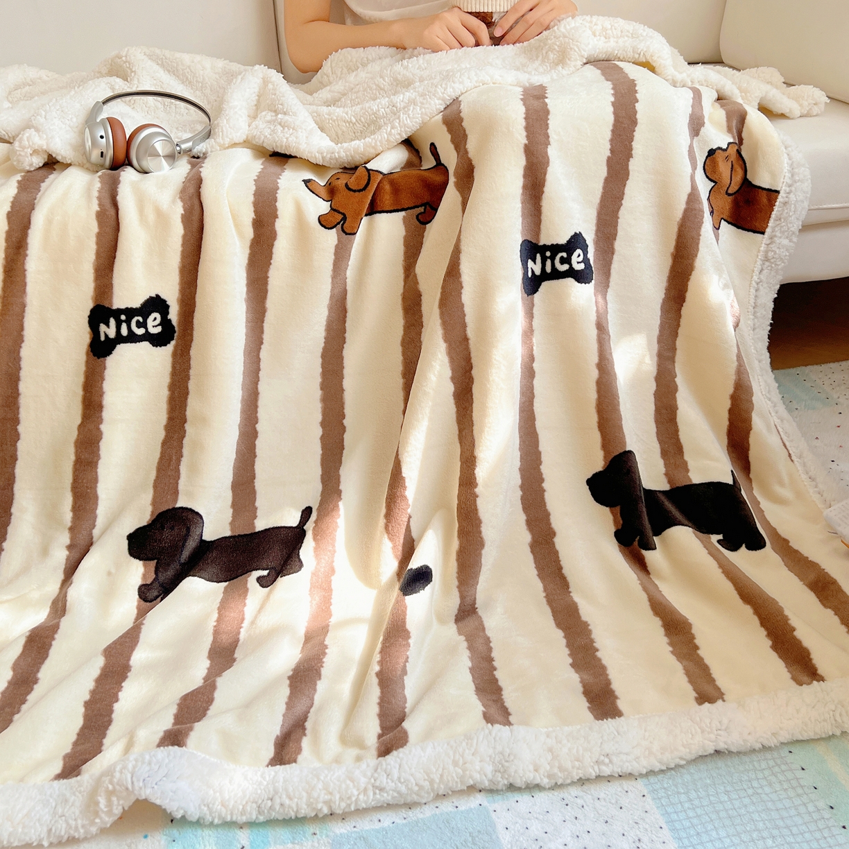 91家纺网 家纺一手货源 找家纺 桃子家居 2025新款A类ins小清新少女可爱奶油猫咪卡通加厚牛奶绒羊羔绒毛毯多功能毛毯 绒毛毯-MT咖条狗狗