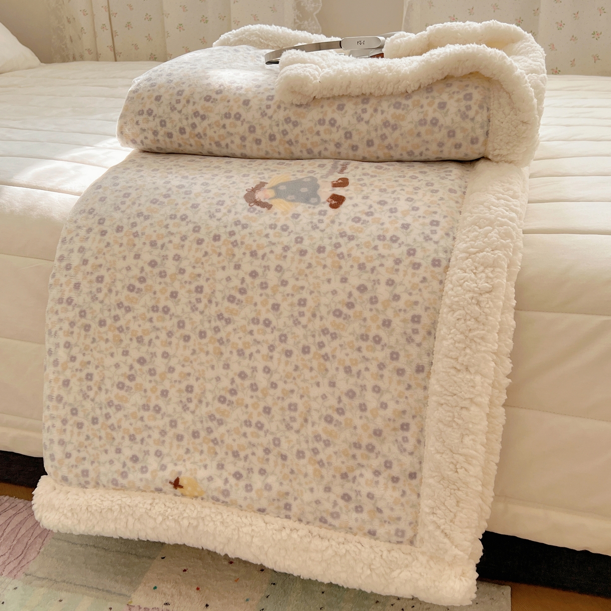 91家纺网 家纺一手货源 找家纺 桃子家居 2025新款A类ins小清新少女可爱奶油猫咪卡通加厚牛奶绒羊羔绒毛毯多功能毛毯 绒毛毯-MT可爱女孩