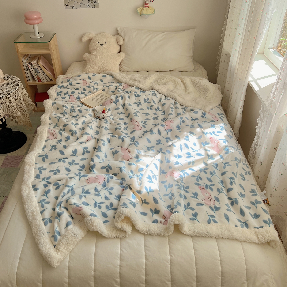 91家纺网 家纺一手货源 找家纺 桃子家居 2025新款A类ins小清新少女可爱奶油猫咪卡通加厚牛奶绒羊羔绒毛毯多功能毛毯 绒毛毯-MT可可兔