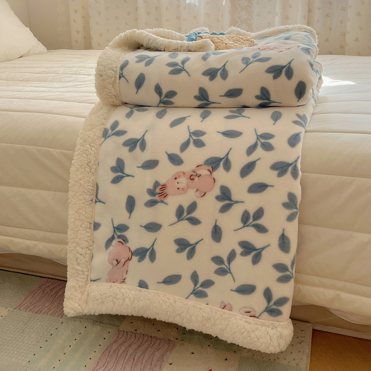 91家纺网 家纺一手货源 找家纺 桃子家居 2025新款A类ins小清新少女可爱奶油猫咪卡通加厚牛奶绒羊羔绒毛毯多功能毛毯 绒毛毯-MT可可兔