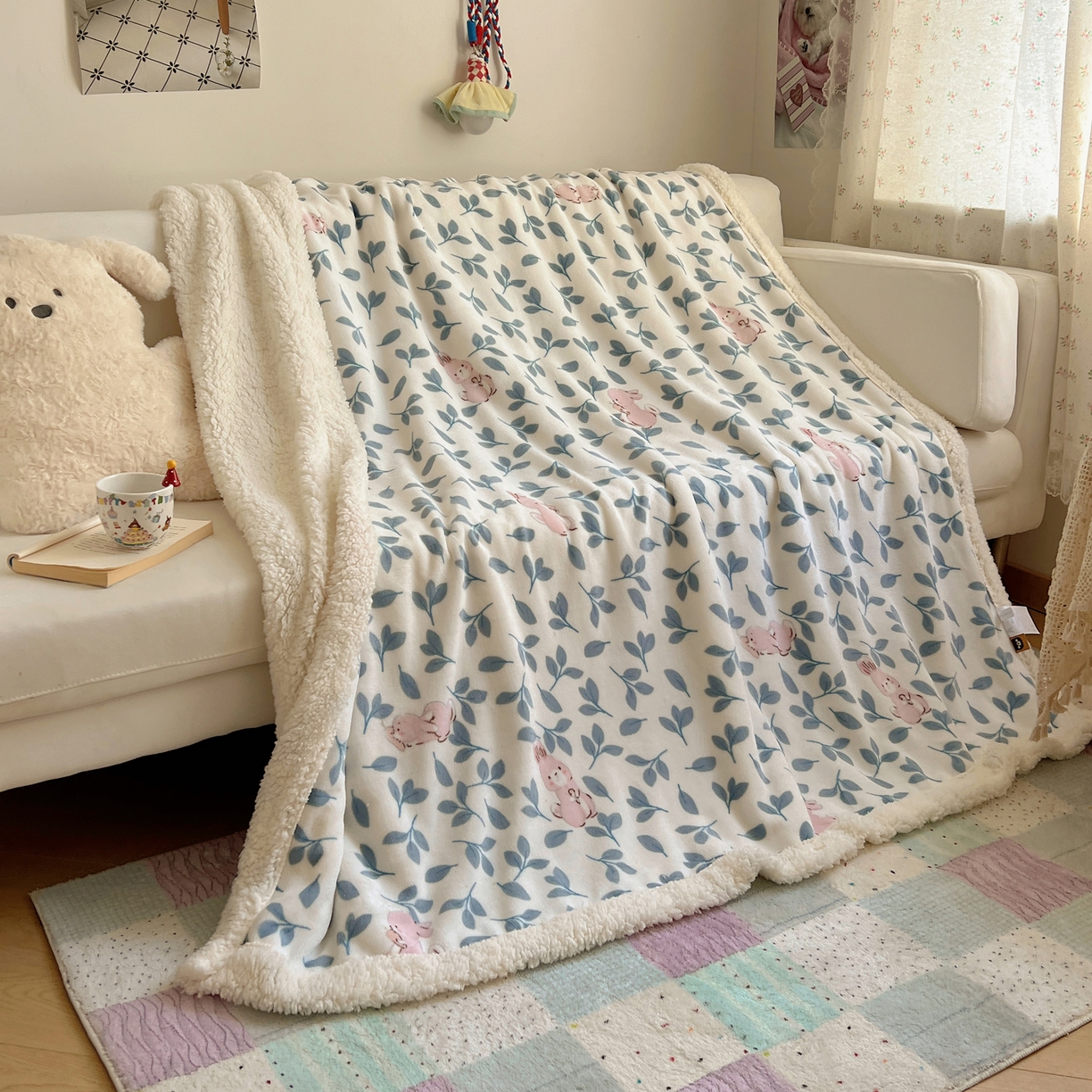 91家纺网 家纺一手货源 找家纺 桃子家居 2025新款A类ins小清新少女可爱奶油猫咪卡通加厚牛奶绒羊羔绒毛毯多功能毛毯 绒毛毯-MT可可兔