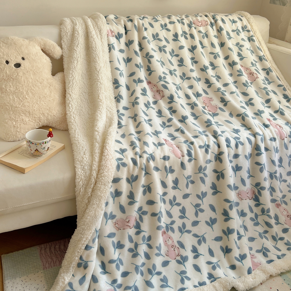 91家纺网 家纺一手货源 找家纺 桃子家居 2025新款A类ins小清新少女可爱奶油猫咪卡通加厚牛奶绒羊羔绒毛毯多功能毛毯 绒毛毯-MT可可兔