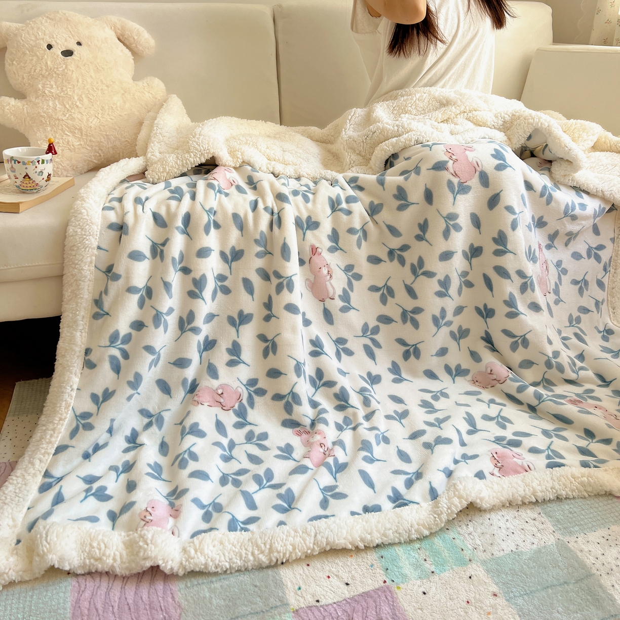 91家纺网 家纺一手货源 找家纺 桃子家居 2025新款A类ins小清新少女可爱奶油猫咪卡通加厚牛奶绒羊羔绒毛毯多功能毛毯 绒毛毯-MT可可兔