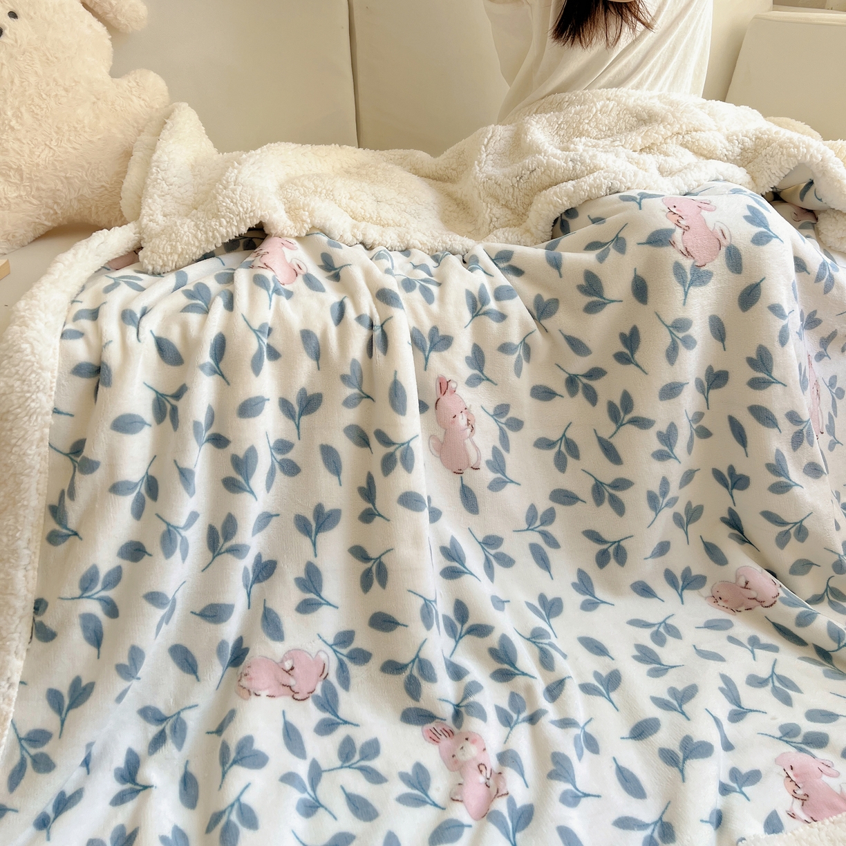 91家纺网 家纺一手货源 找家纺 桃子家居 2025新款A类ins小清新少女可爱奶油猫咪卡通加厚牛奶绒羊羔绒毛毯多功能毛毯 绒毛毯-MT可可兔