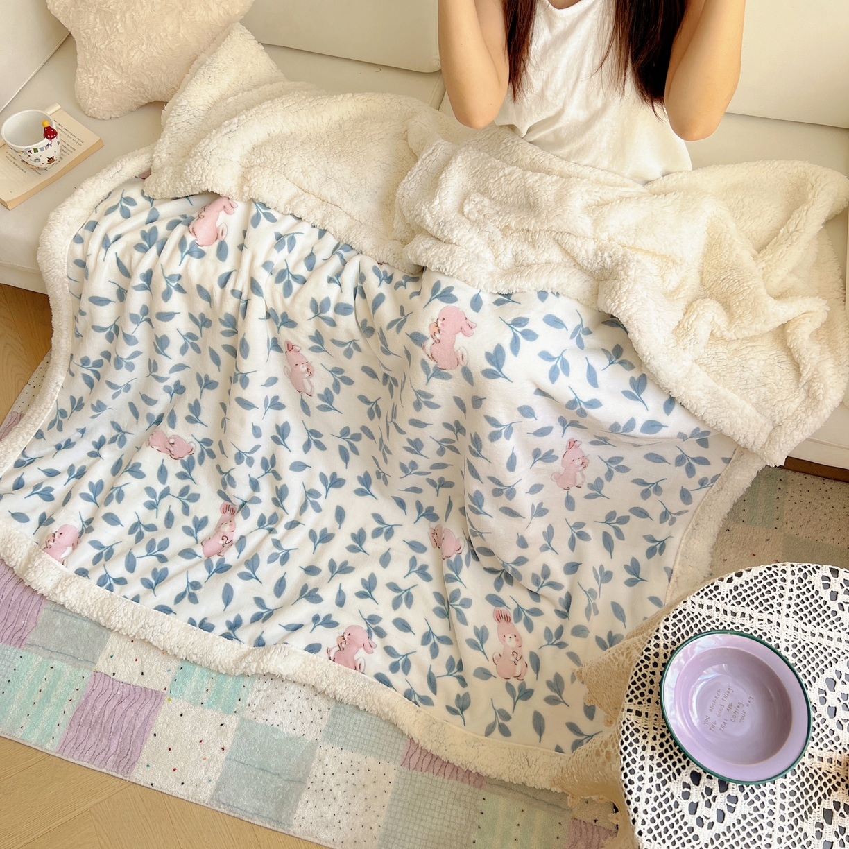91家纺网 家纺一手货源 找家纺 桃子家居 2025新款A类ins小清新少女可爱奶油猫咪卡通加厚牛奶绒羊羔绒毛毯多功能毛毯 绒毛毯-MT可可兔