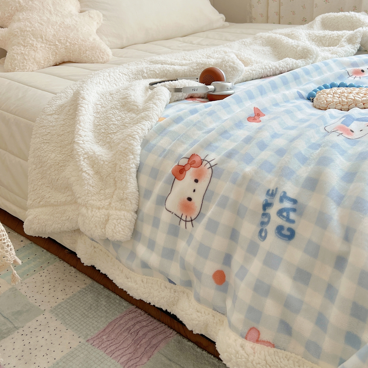 91家纺网 家纺一手货源 找家纺 桃子家居 2025新款A类ins小清新少女可爱奶油猫咪卡通加厚牛奶绒羊羔绒毛毯多功能毛毯 绒毛毯-MT蓝格喵喵