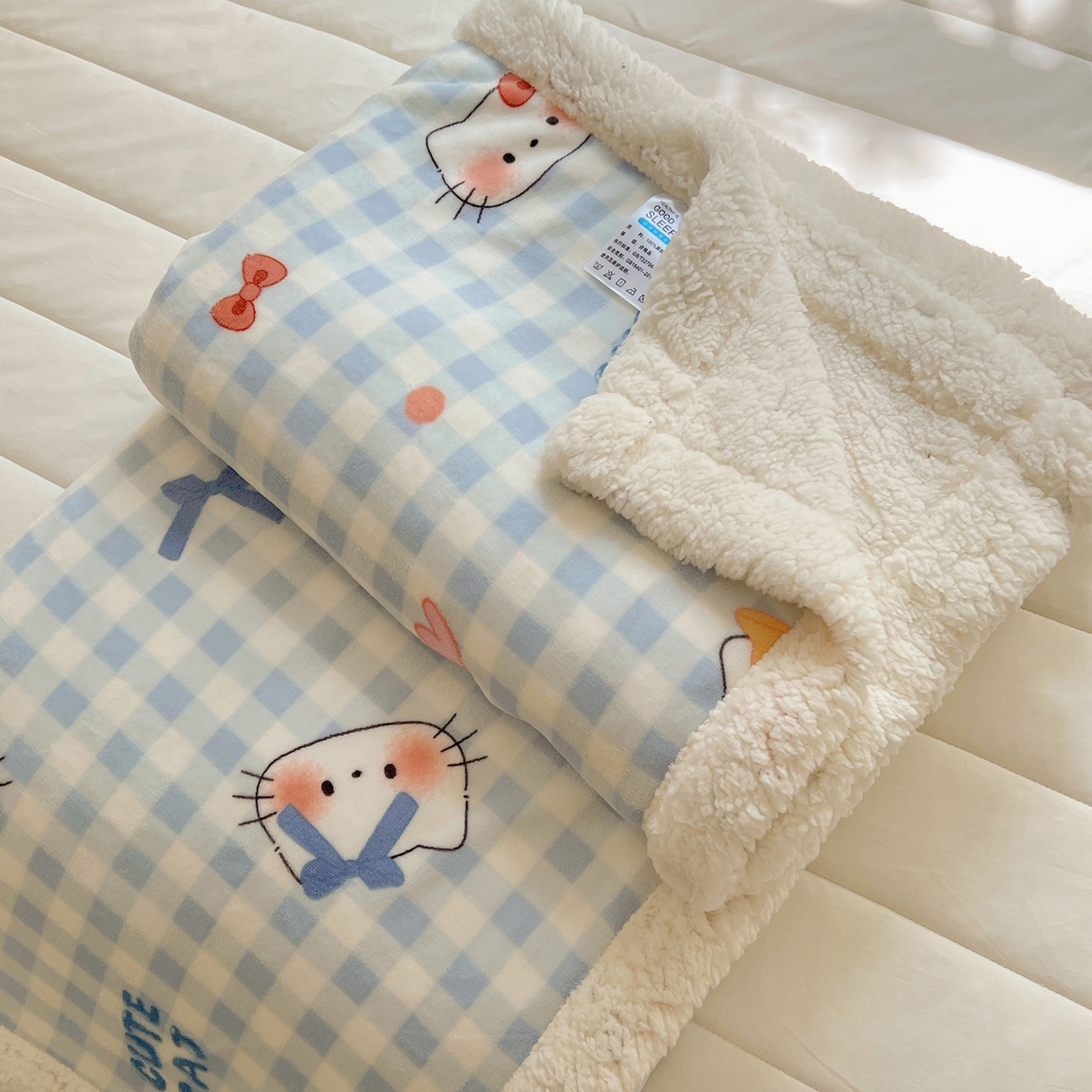 91家纺网 家纺一手货源 找家纺 桃子家居 2025新款A类ins小清新少女可爱奶油猫咪卡通加厚牛奶绒羊羔绒毛毯多功能毛毯 绒毛毯-MT蓝格喵喵