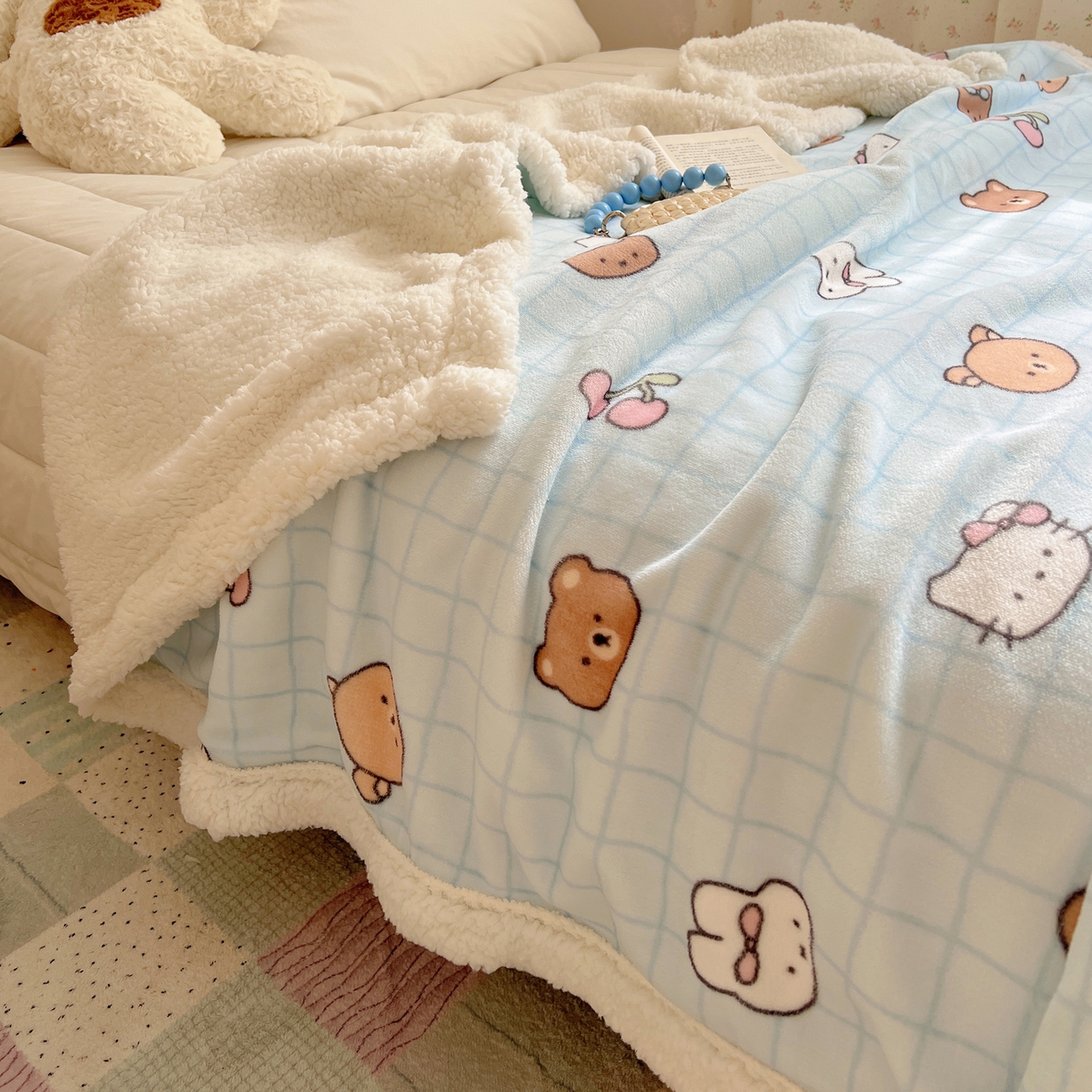 91家纺网 家纺一手货源 找家纺 桃子家居 2025新款A类ins小清新少女可爱奶油猫咪卡通加厚牛奶绒羊羔绒毛毯多功能毛毯 绒毛毯-MT蓝格熊兔